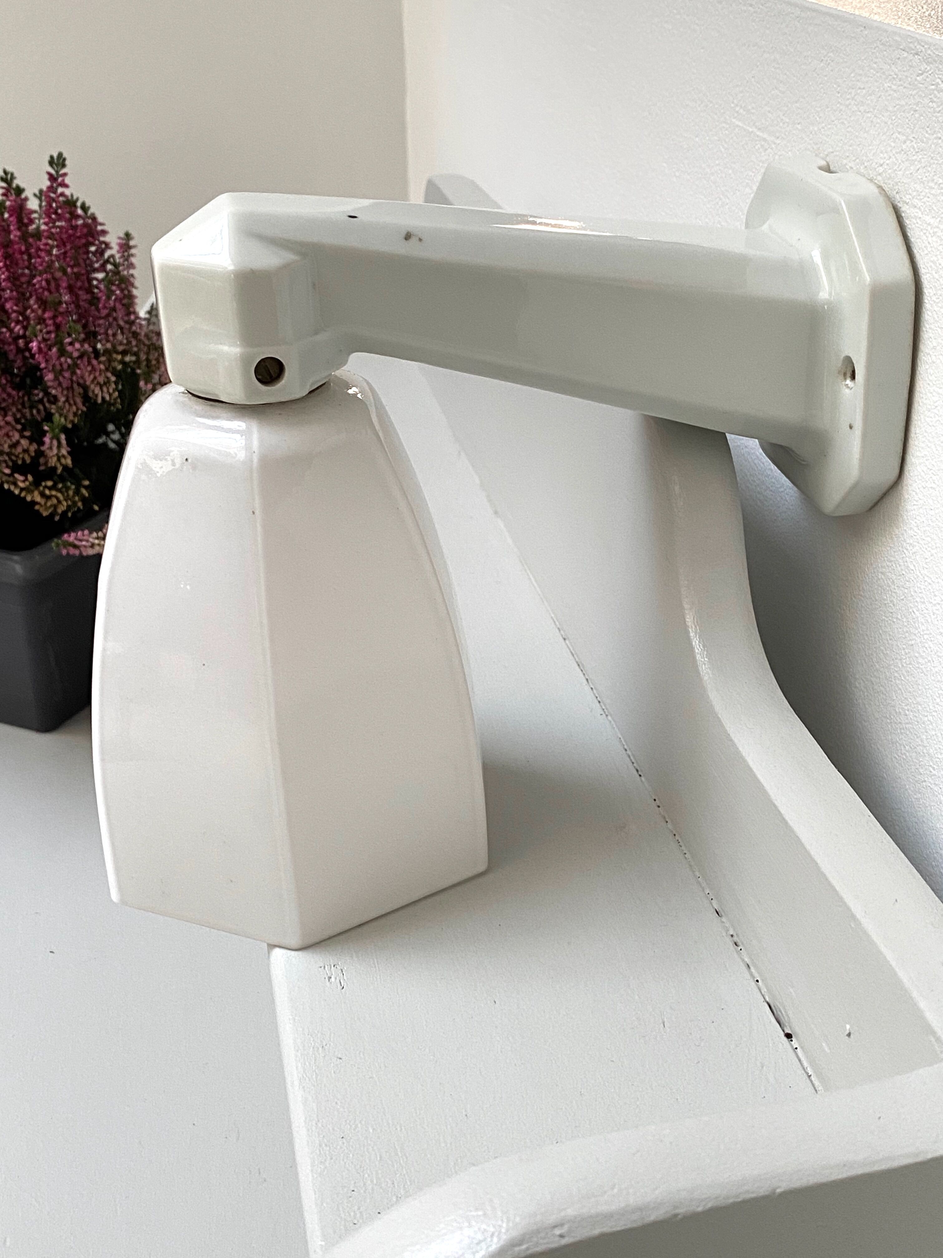 Art deco wall lamp in opaline and porcelain