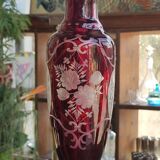 Ancien vase en cristal rouge gravé