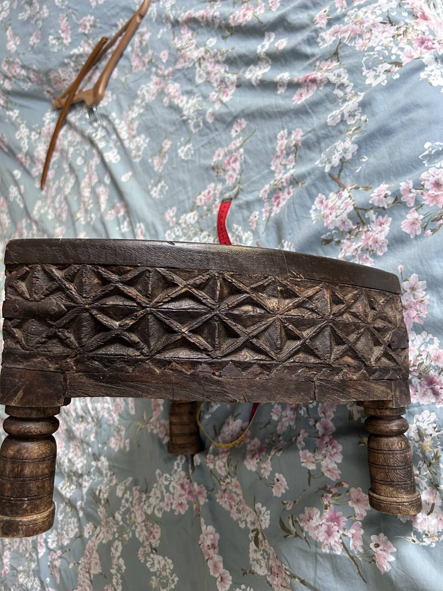 Indian antique Chakki coffee table in solid wood – Triangular shape