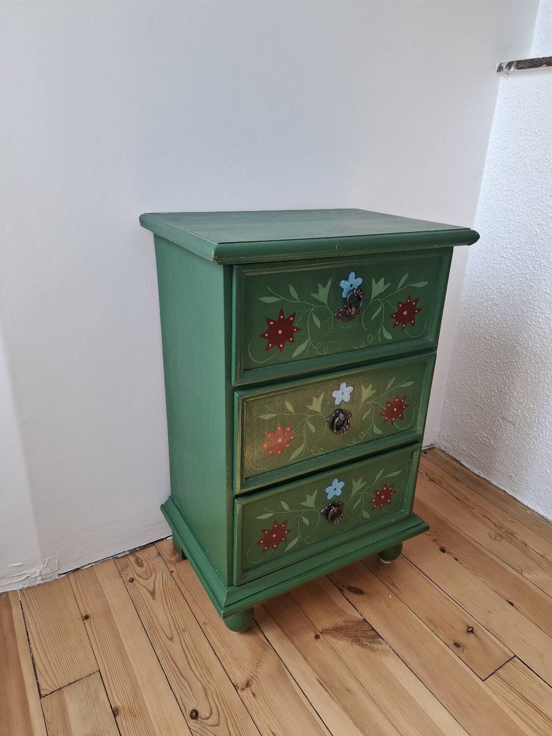 Petit meuble rangement naïf