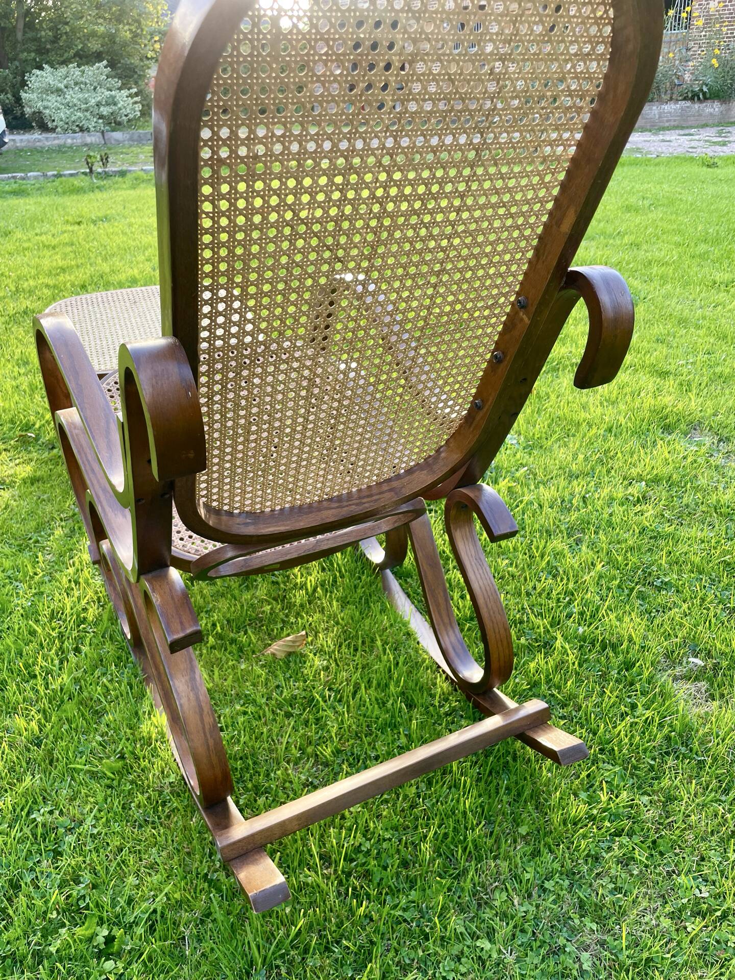 Rocking-chair en bois courbé et cannage