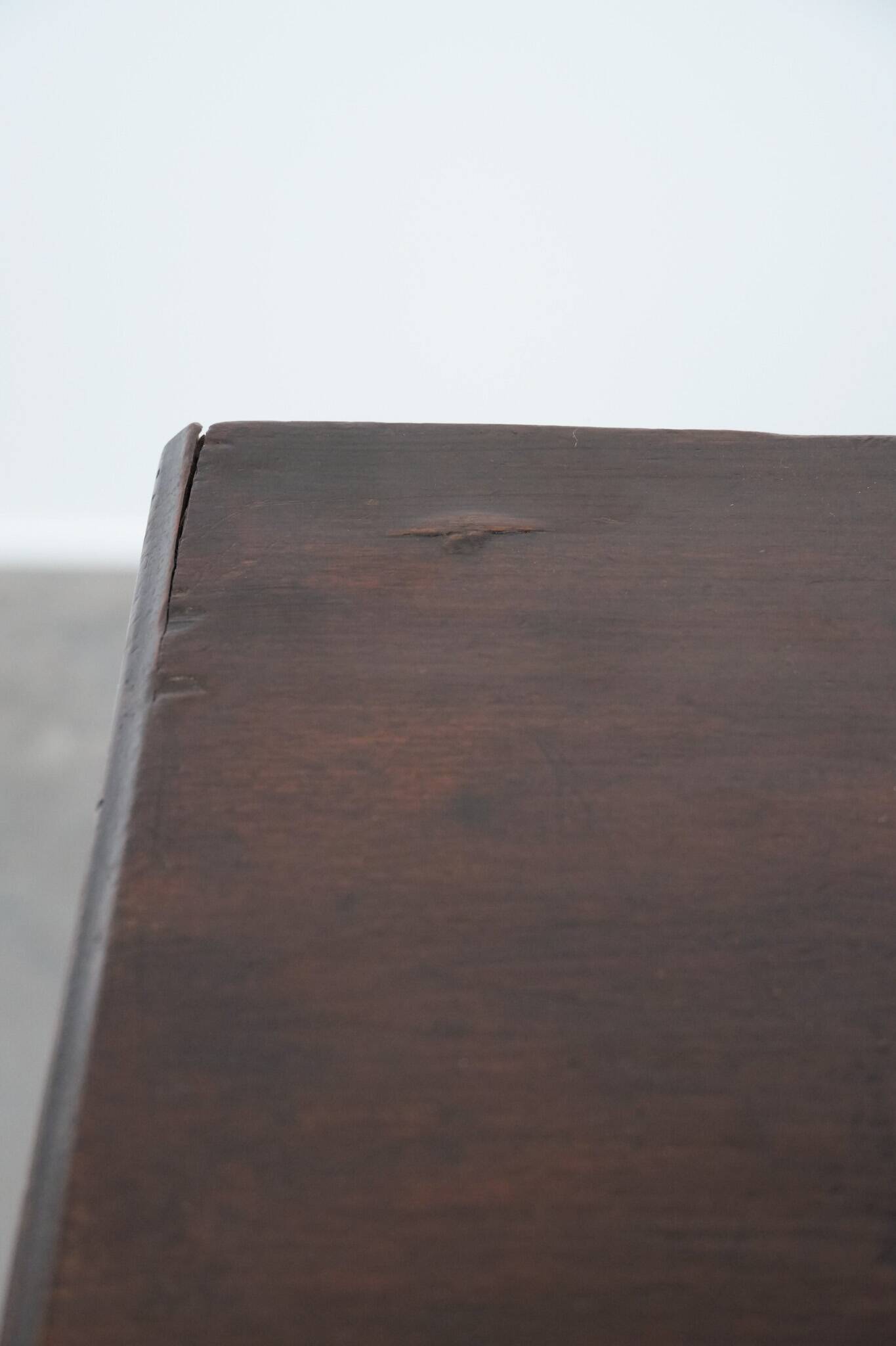 Charmant et intemporel meuble-commode ancien en chêne anglais du début du XIXe siècle, avec deux portes et une serrure fonctionnelle.