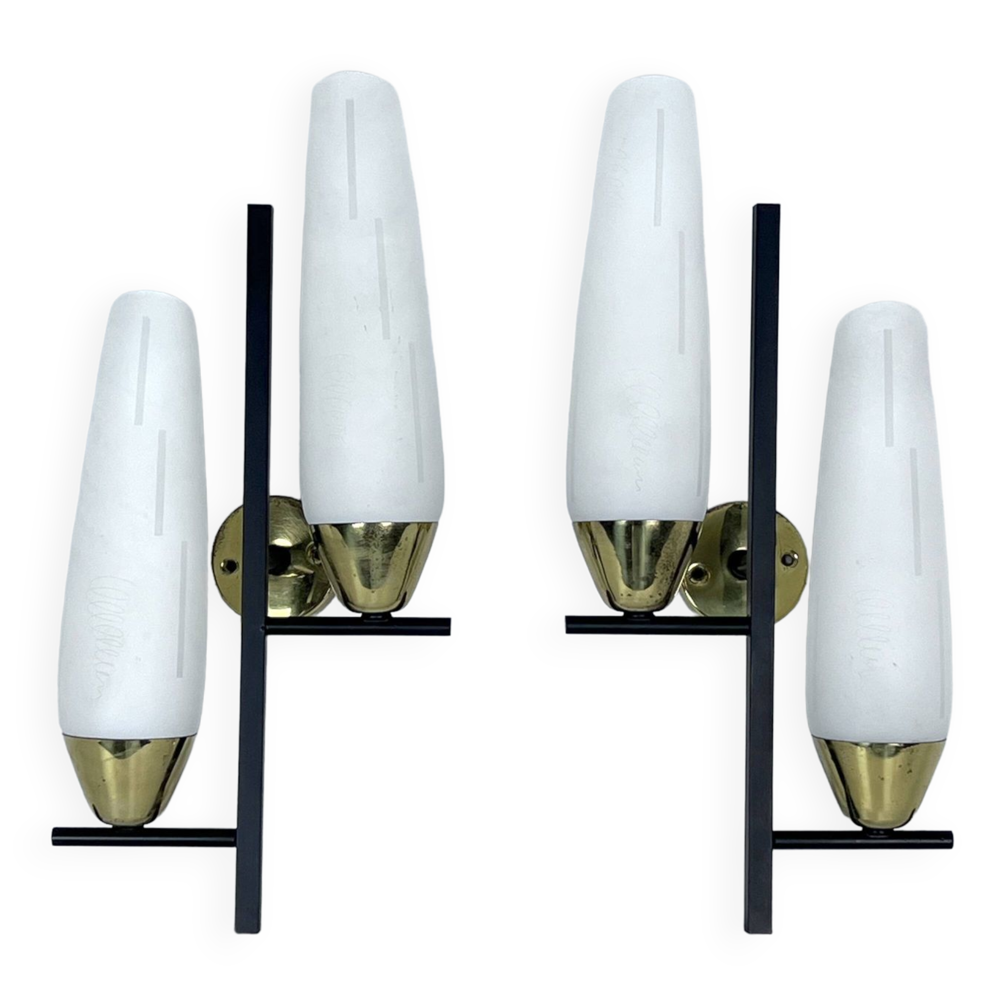 Paire de appliques à double lumière du milieu du siècle en laiton et verre opalin. Italie des années 1950