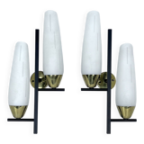 Paire de appliques à double lumière du milieu du siècle en laiton et verre opalin. Italie des années 1950