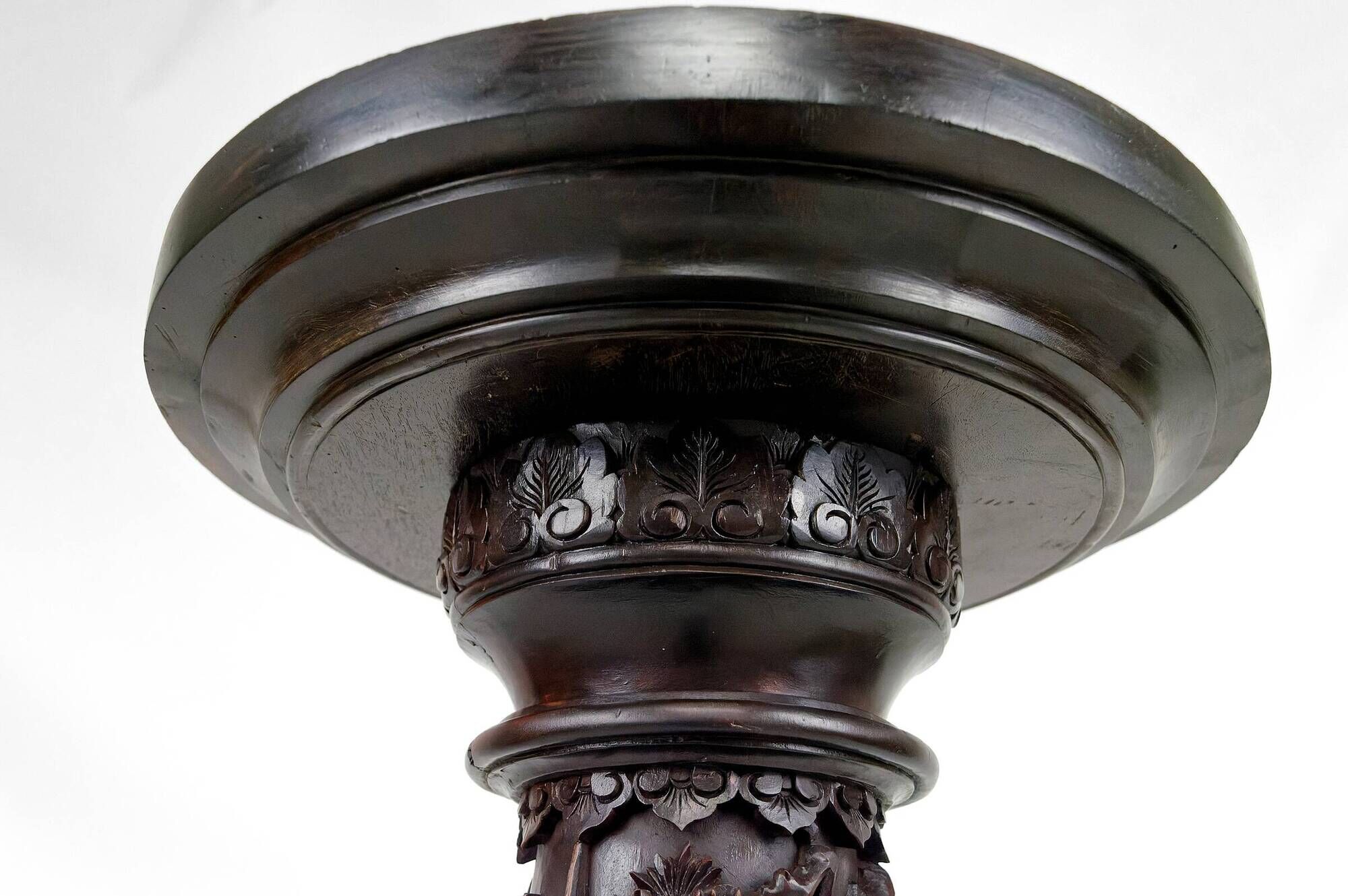 Important high Asian column / saddle in carved wood, circa 1880, Indochina