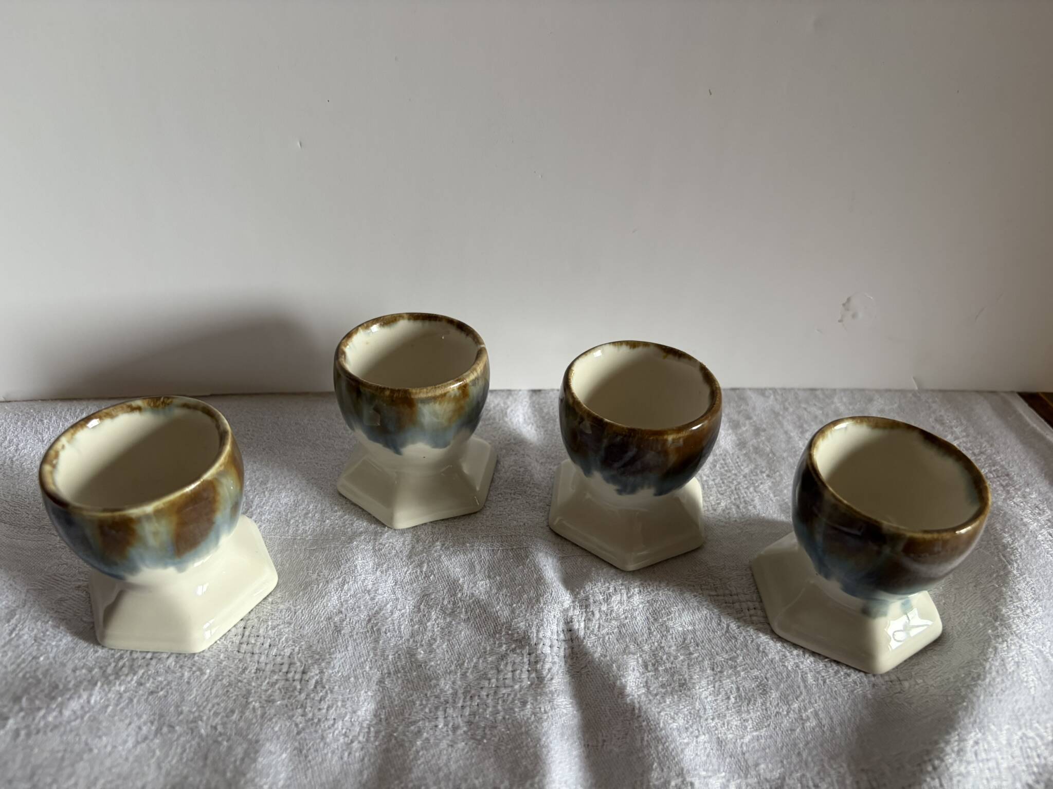 Set of 4 vintage egg cups in glazed ceramic.