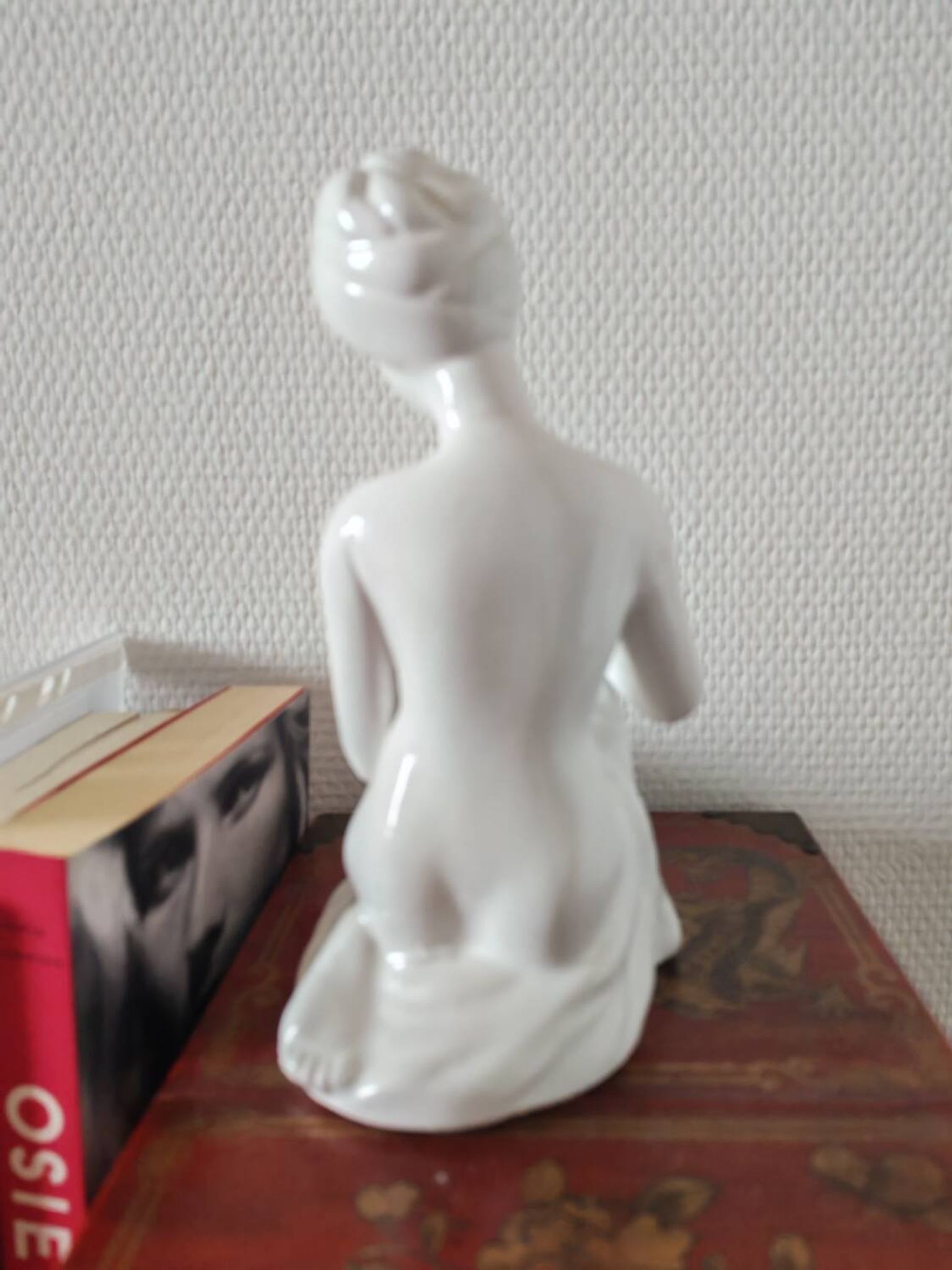 Sculpture de femme en céramique