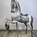 Cheval de manège en bois sculpté et patiné
