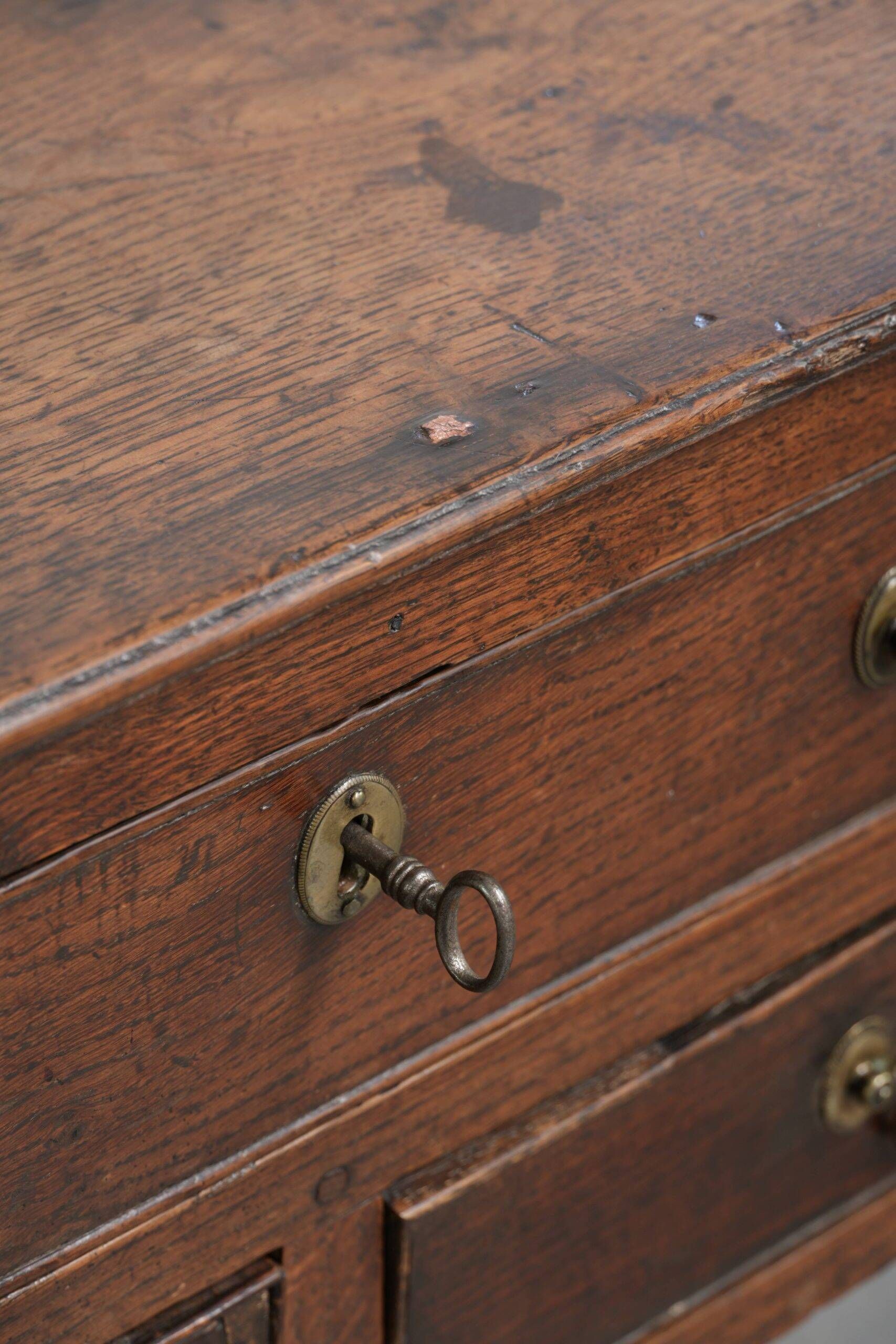 Table basse anglaise antique de style lowboy du XVIIIe siècle en chêne.