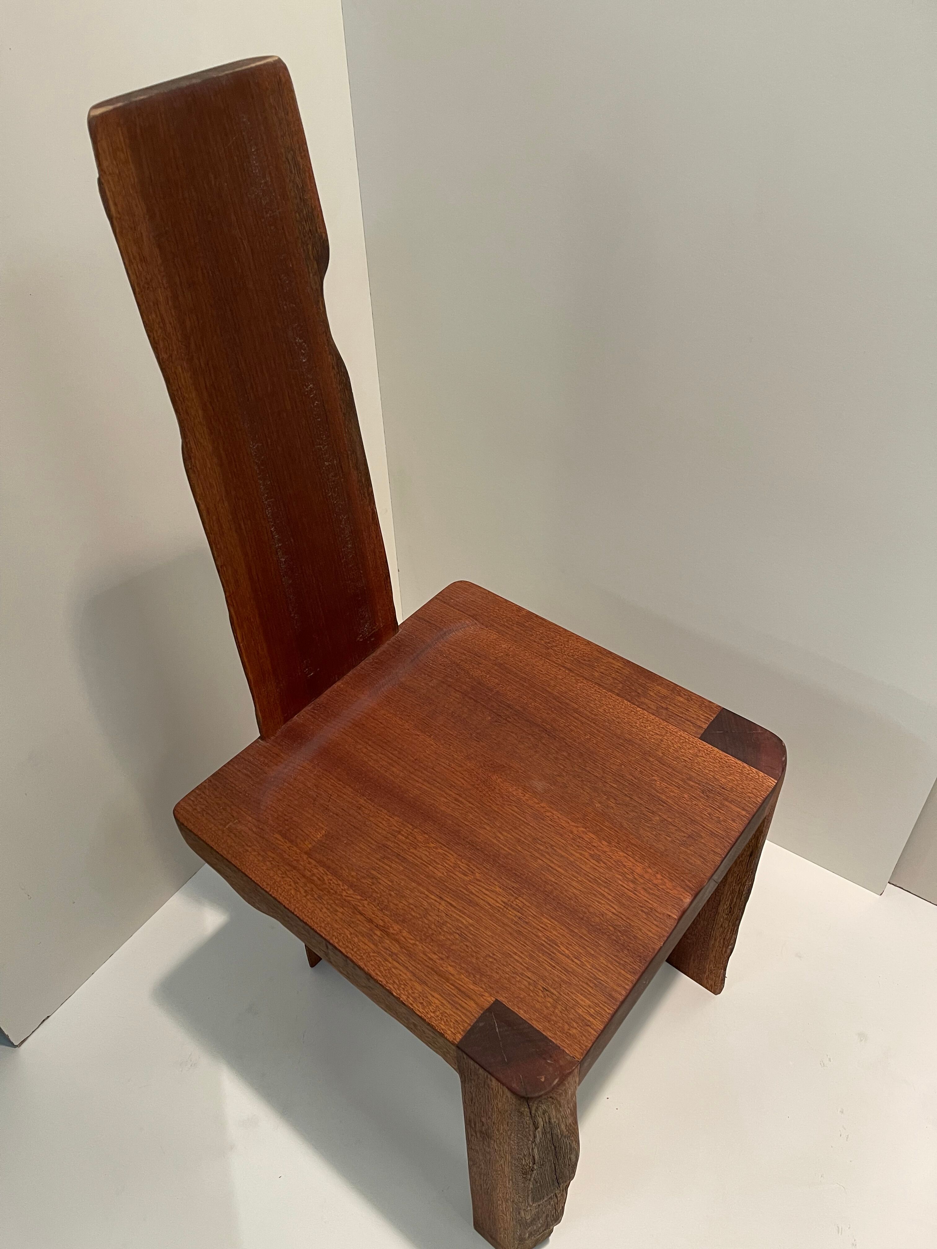 Chaise en bois massif