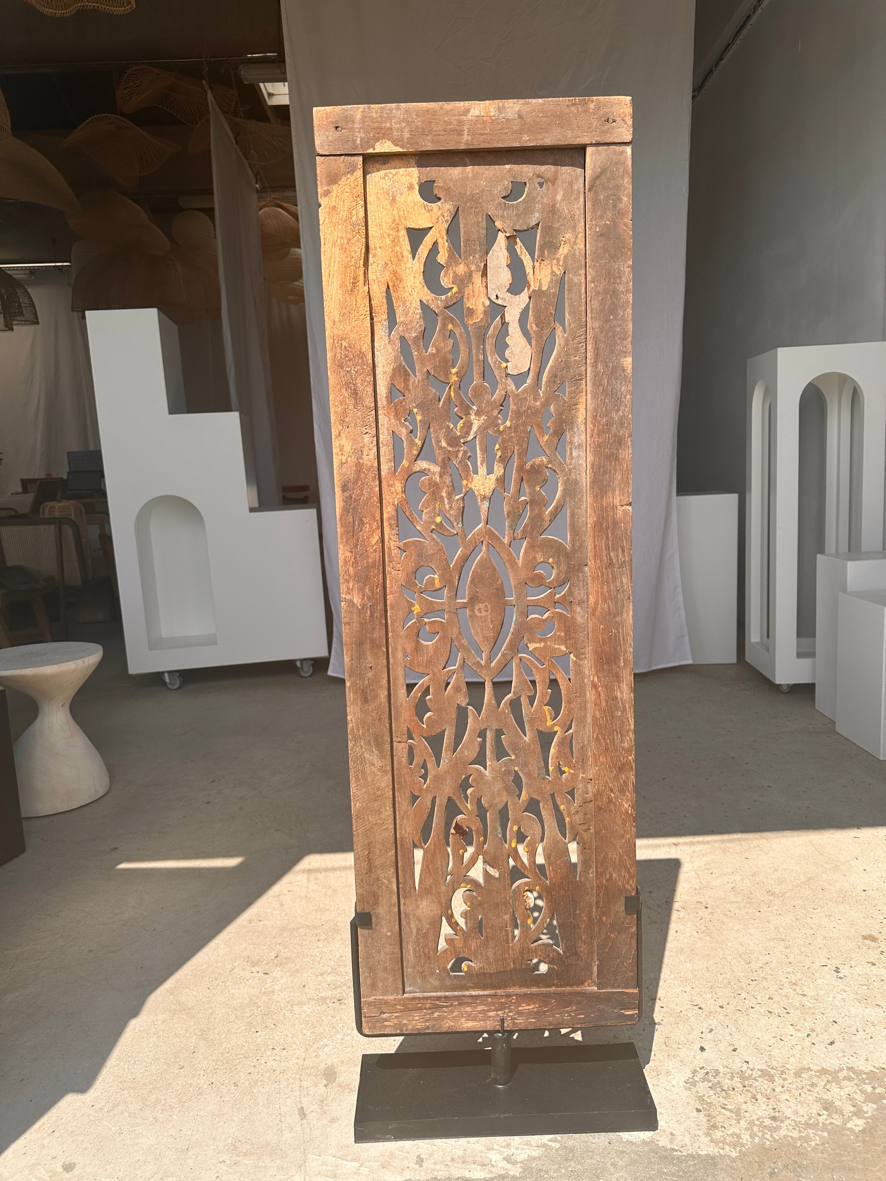 Rectangular Indonesian construction element with blue and yellow plant in carved wood