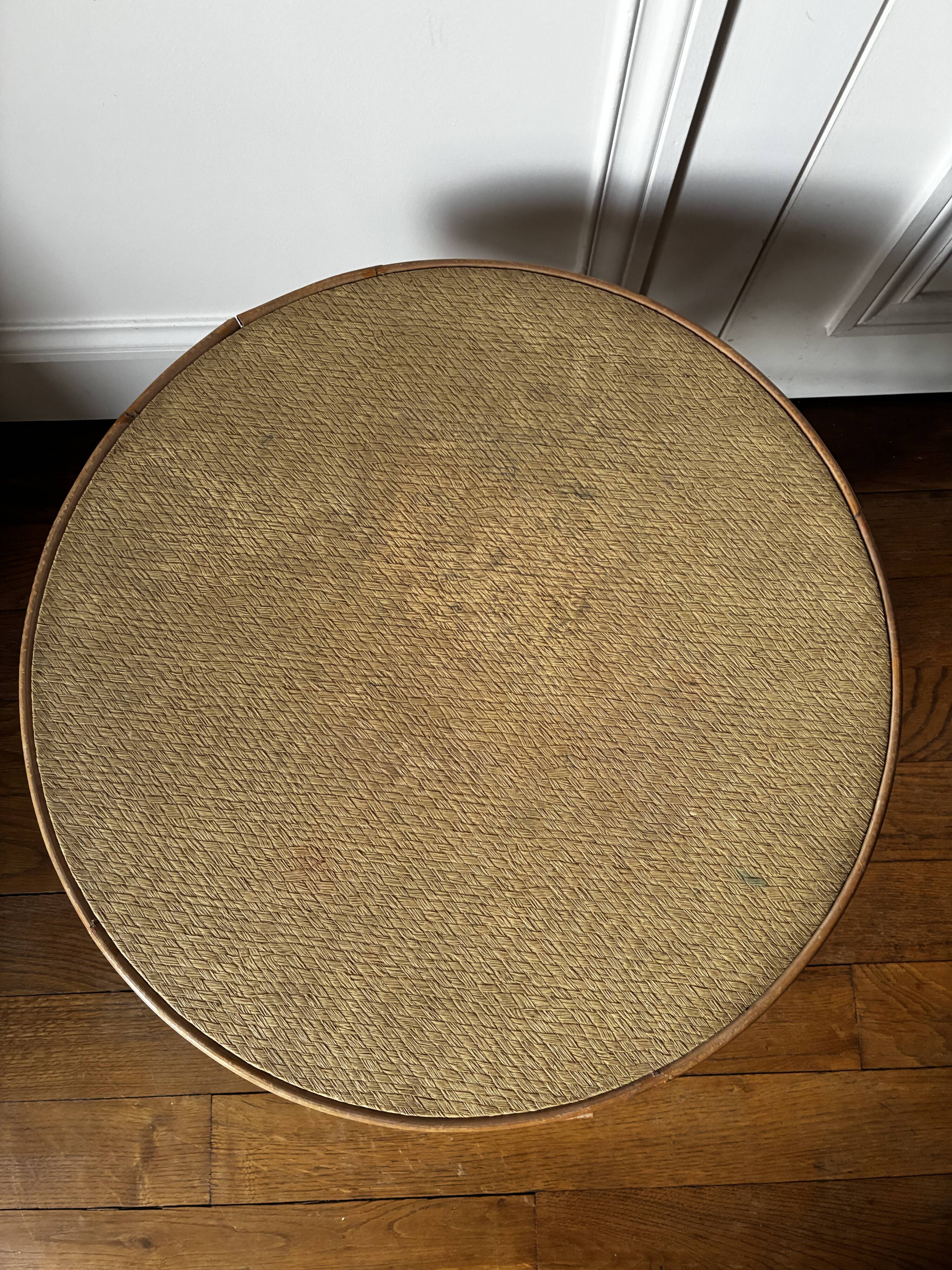 Small vintage round table in osie.