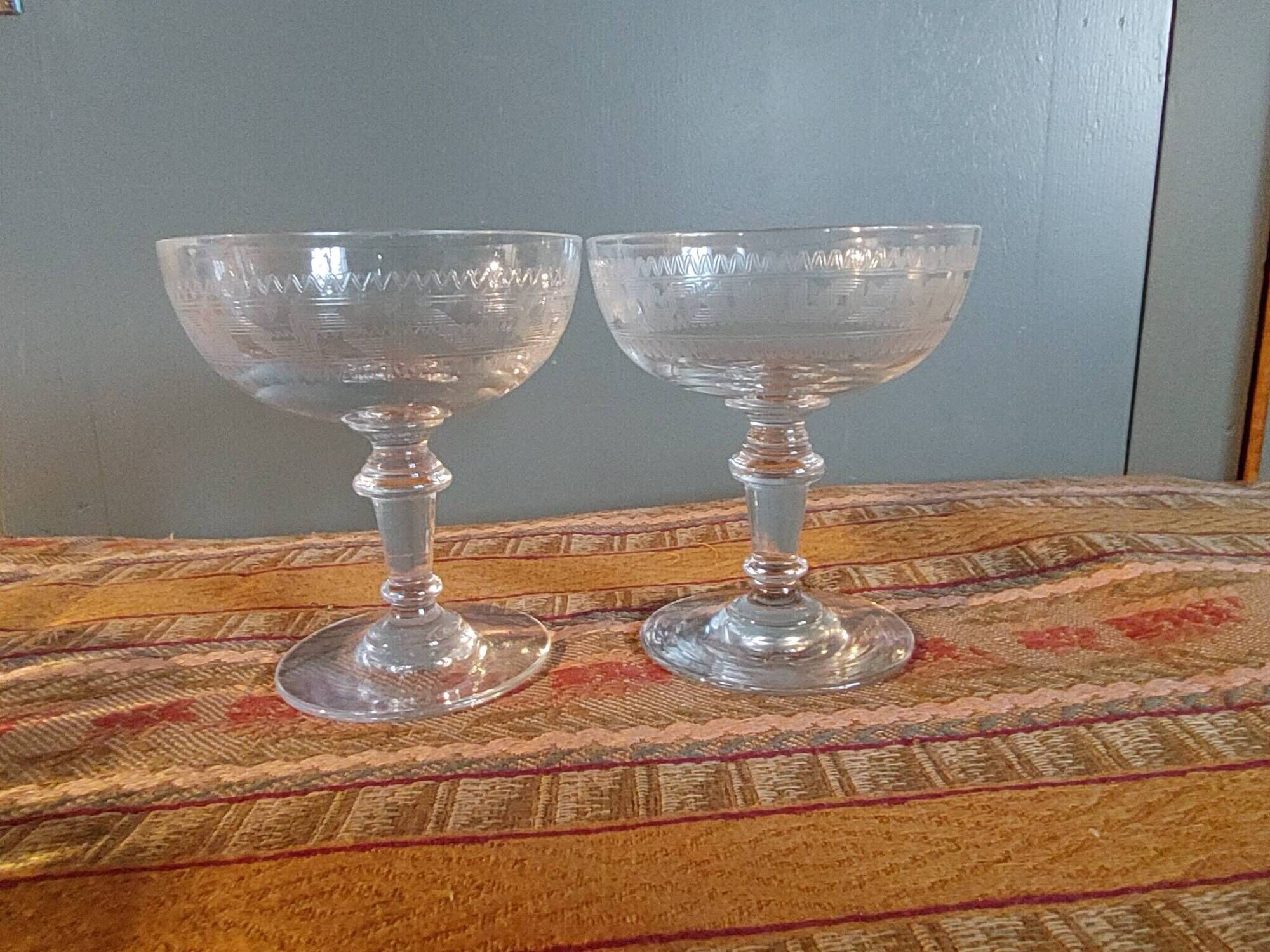 2 antique champagne glasses, engraved Empire frieze - Period 1900