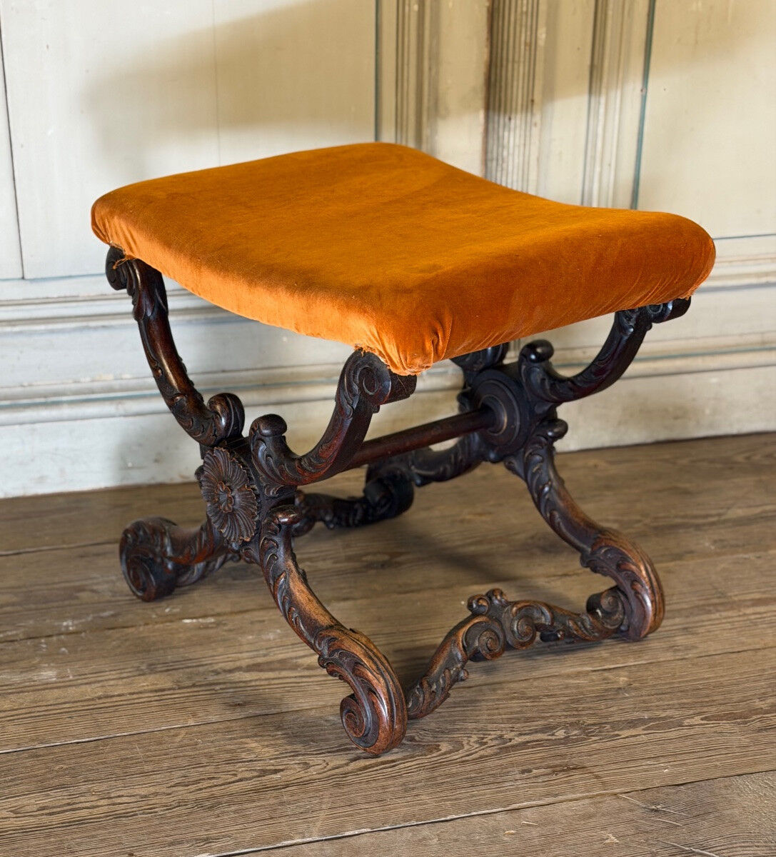 Tabouret en X, bois sculpté, XIXème siècle