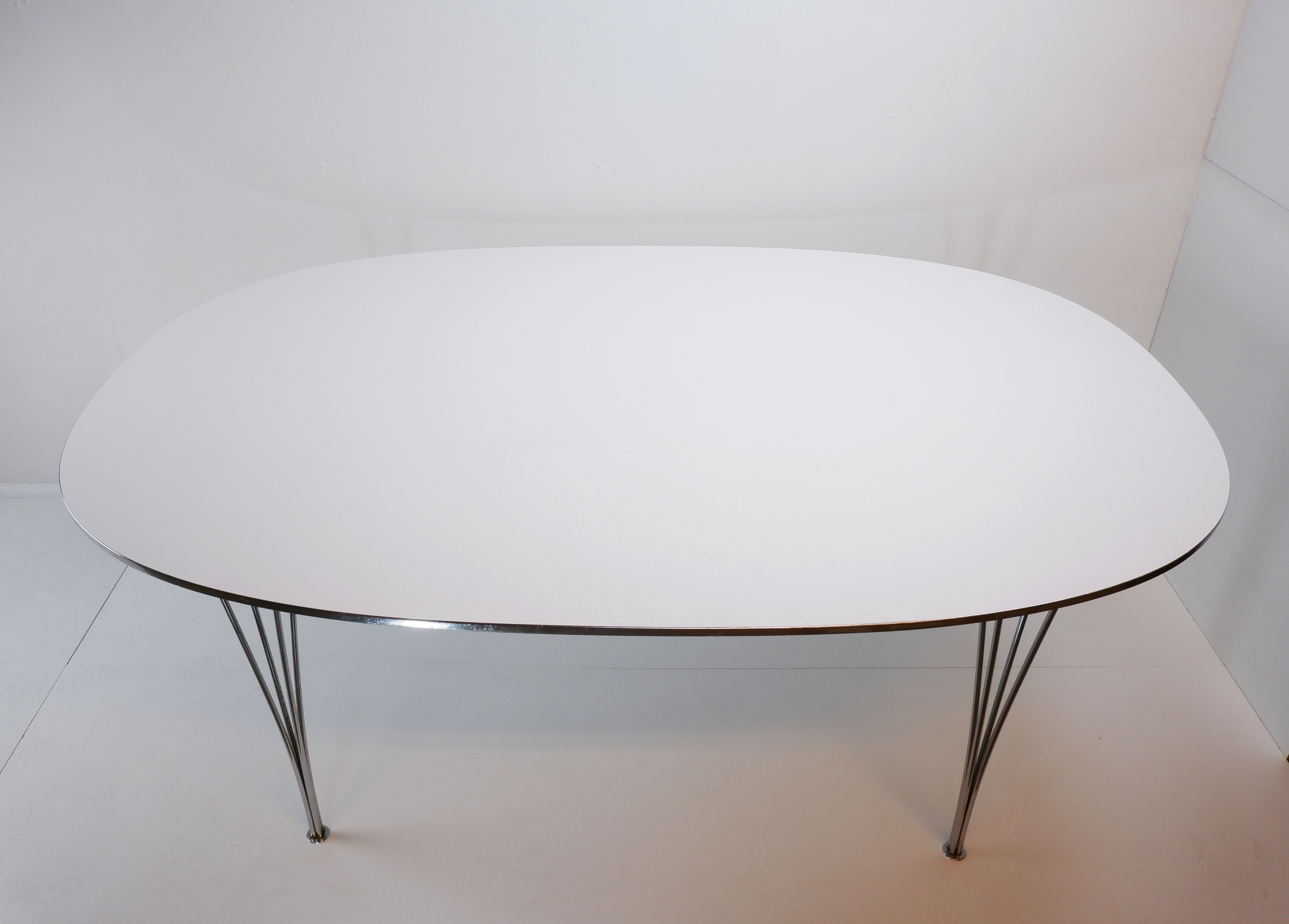 Fritz Hansen B613 super-elliptical dining table