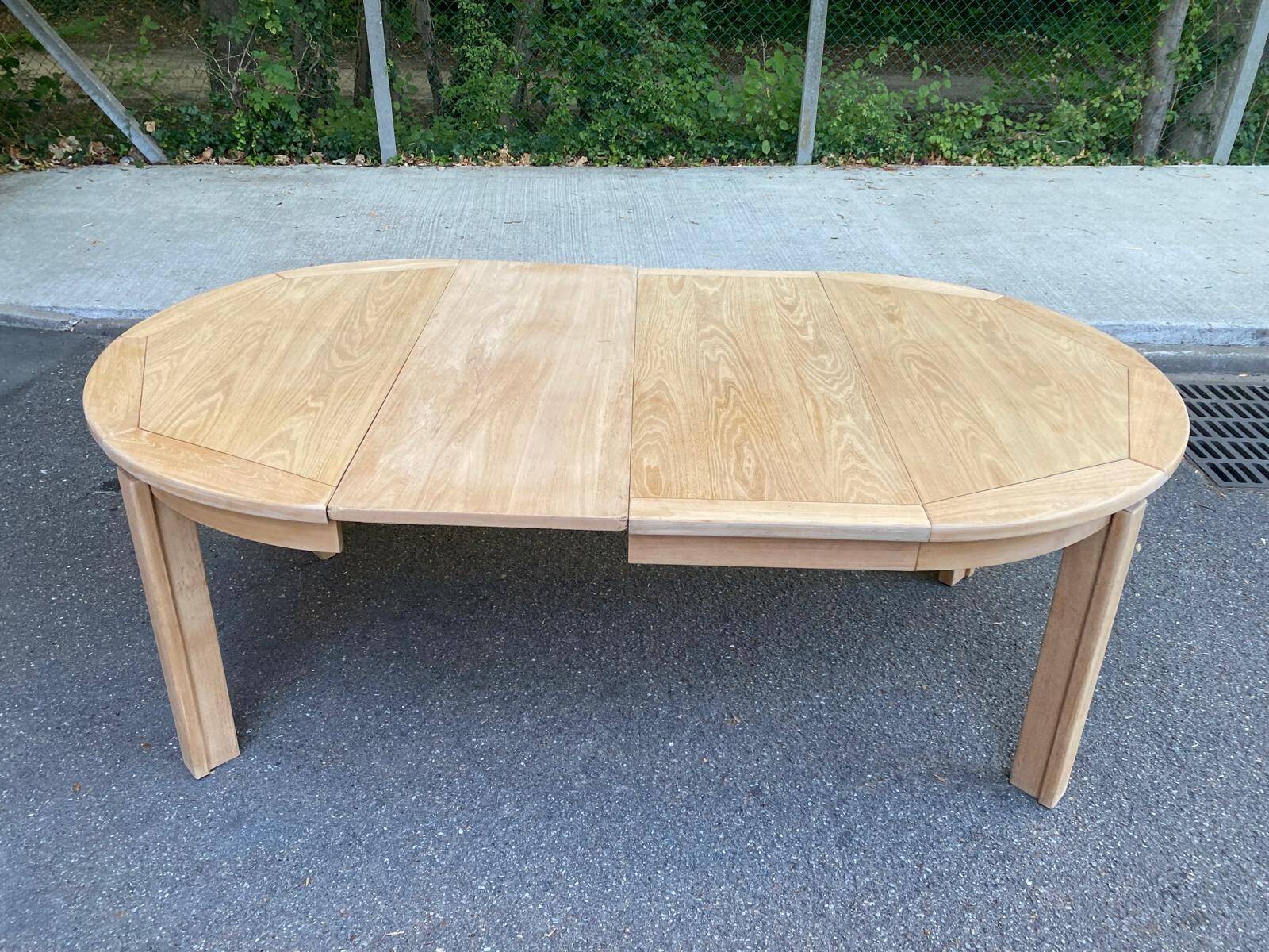 Table à manger scandinave ronde extensible décapée en chêne brut 1970