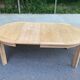 Table à manger scandinave ronde extensible décapée en chêne brut 1970