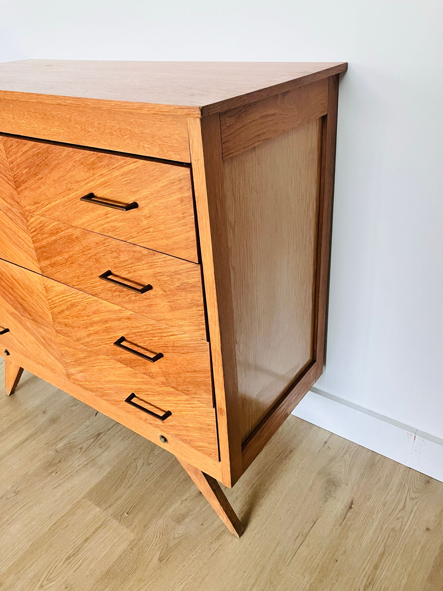 Commode en marqueterie de bois et pieds compas