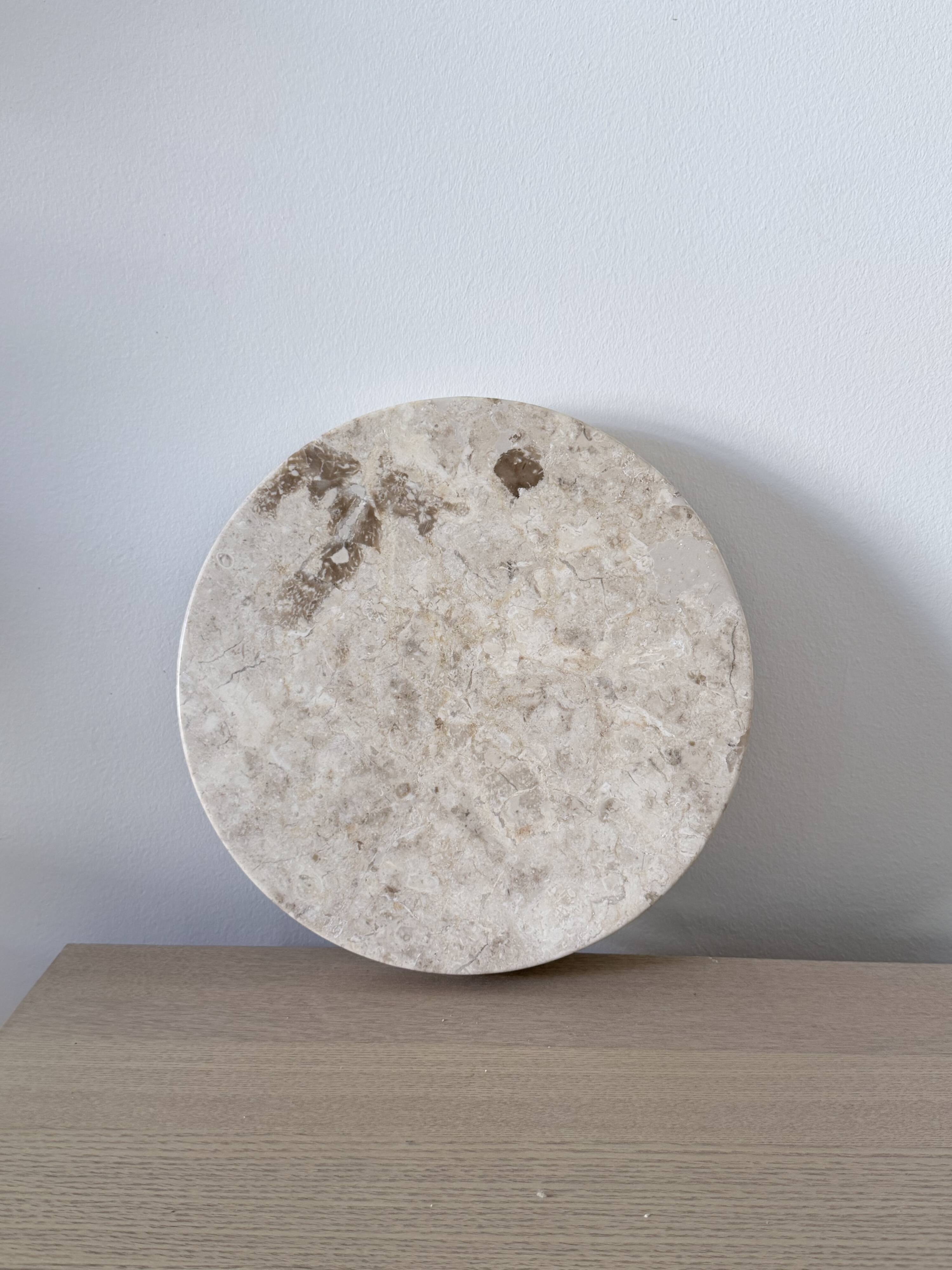 Small round tray in travertine