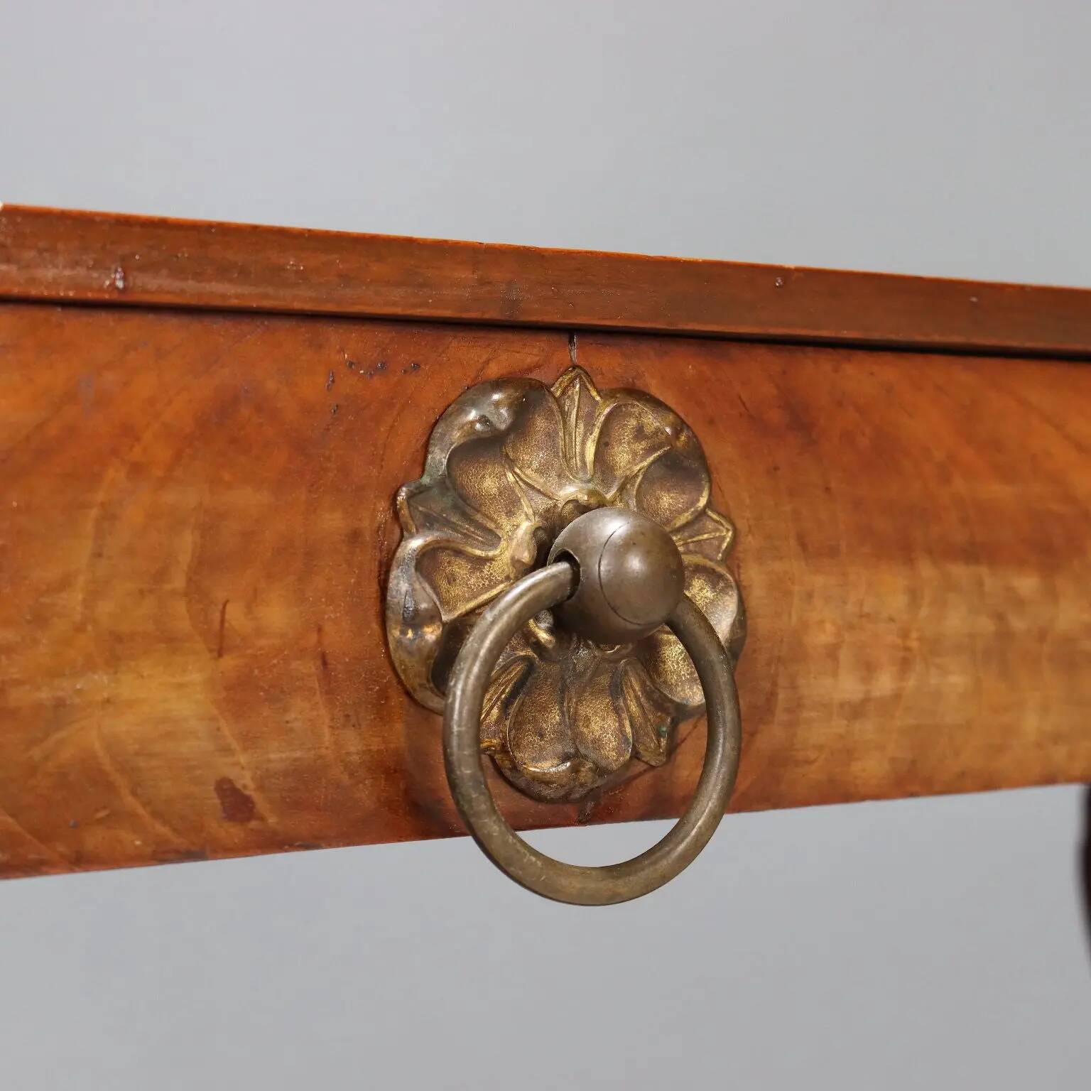 Antique Louis-Philippe mirror in carved walnut, Italy, 19th century.