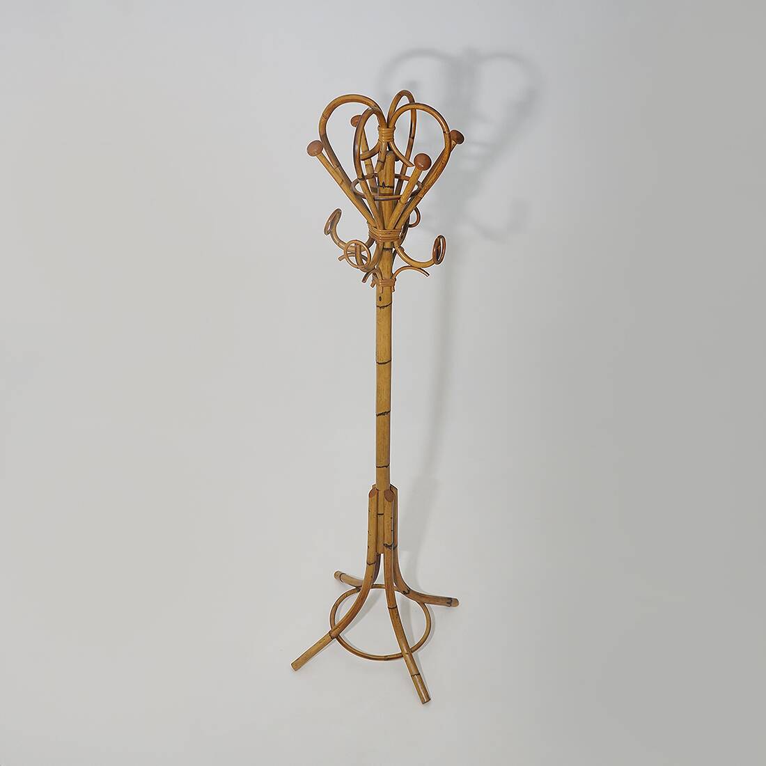 Porte-manteau sur pied en rattan et osier tressé, années 1960.
