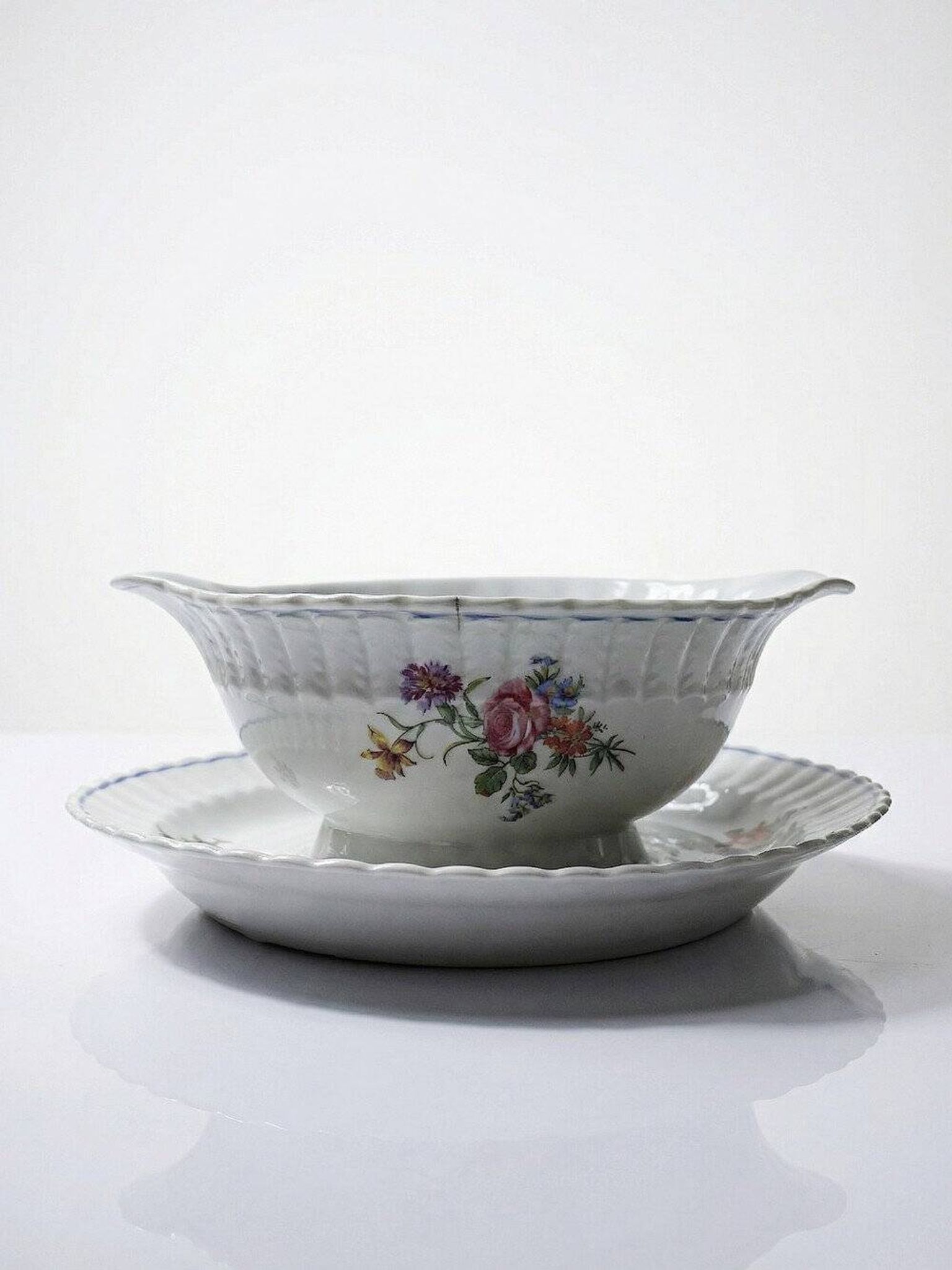 Bernardaud sauceboat Limoges porcelain with floral decoration from the 1920s to 1950s.