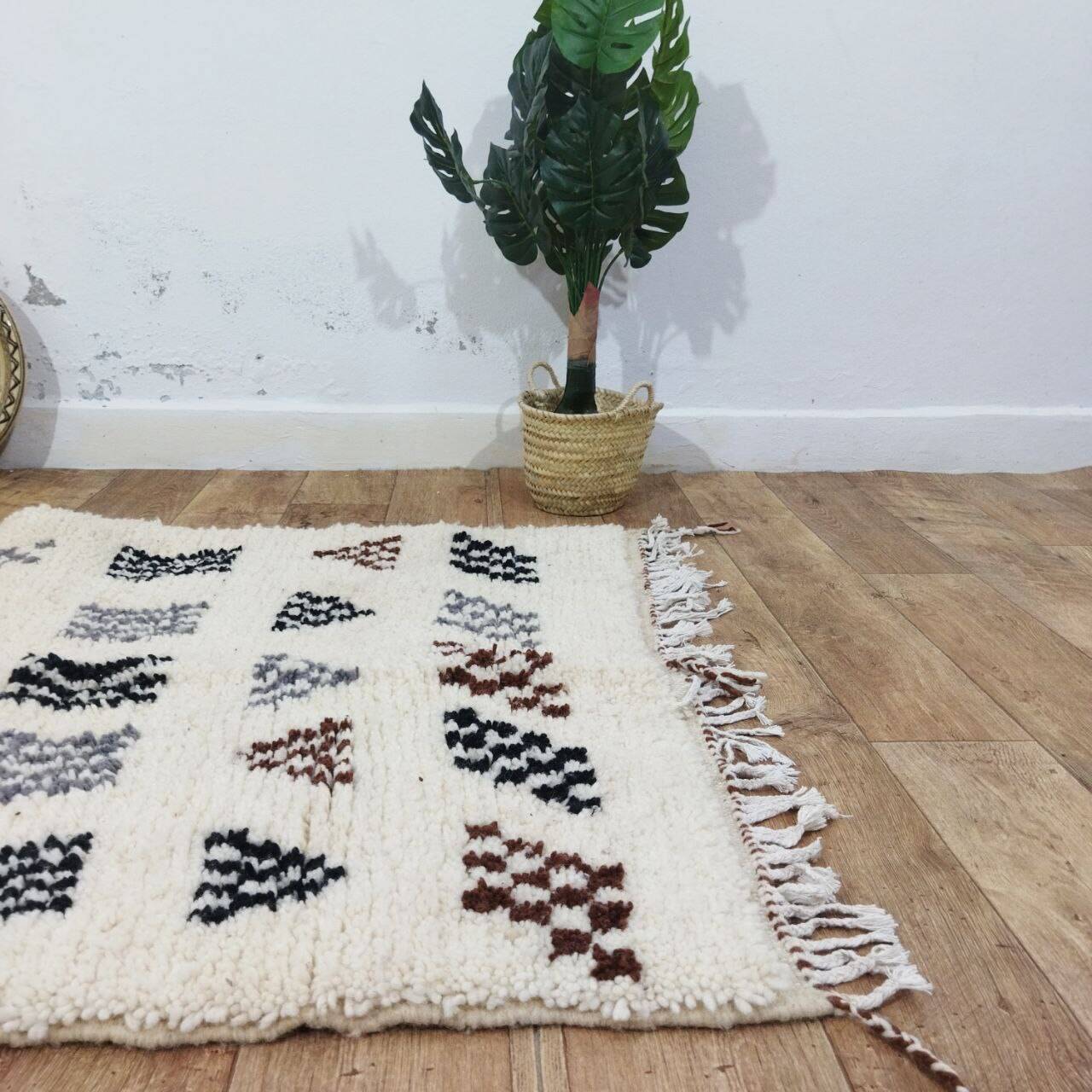 Azilal Berber rug in handmade wool 180 X 105 CM