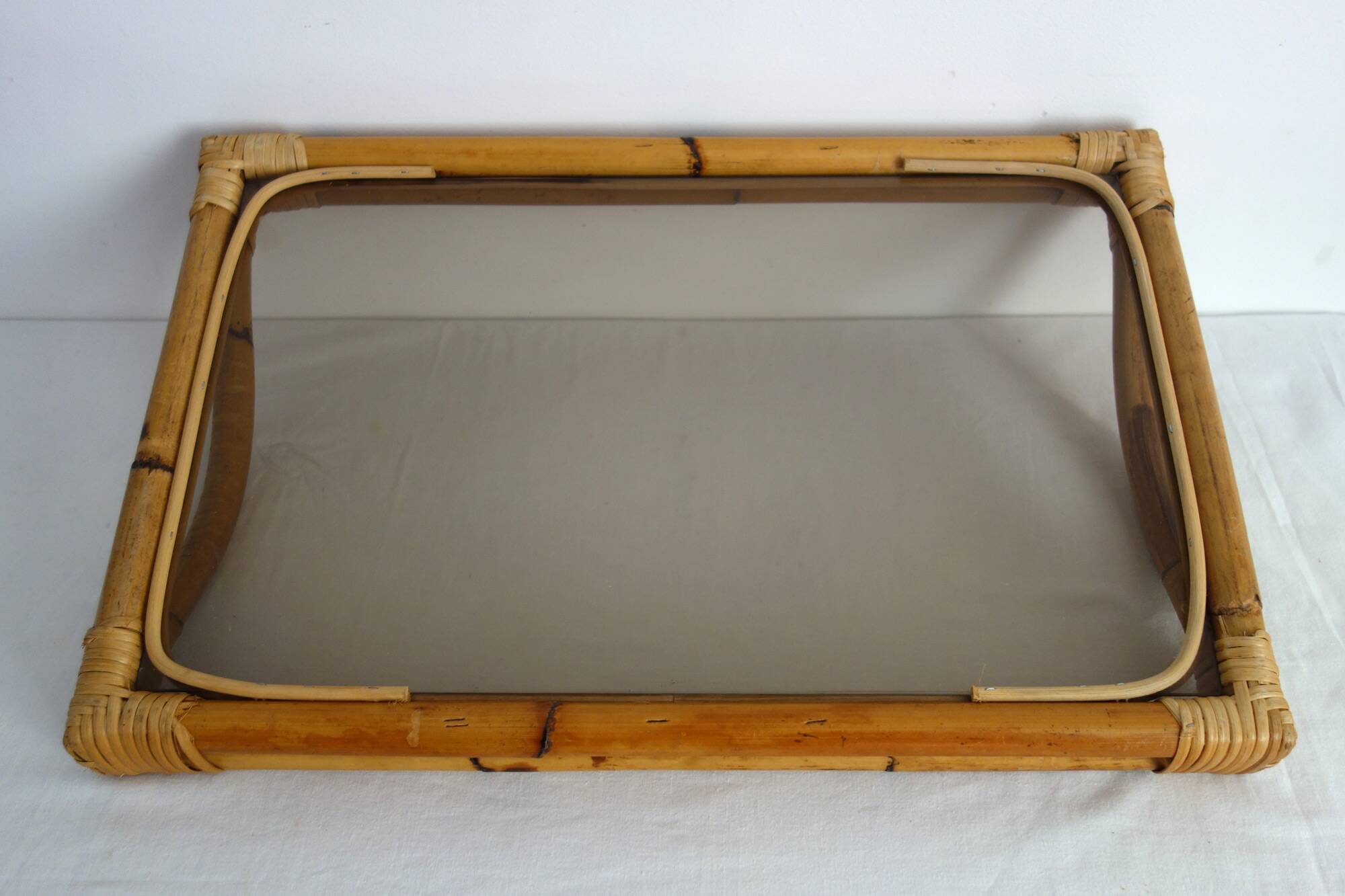 Plateau vintage bambou verre fumé années 70