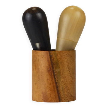Salière et poivrière "Les Bombes" en noyer et corne par Carl Aubock II, années 1950