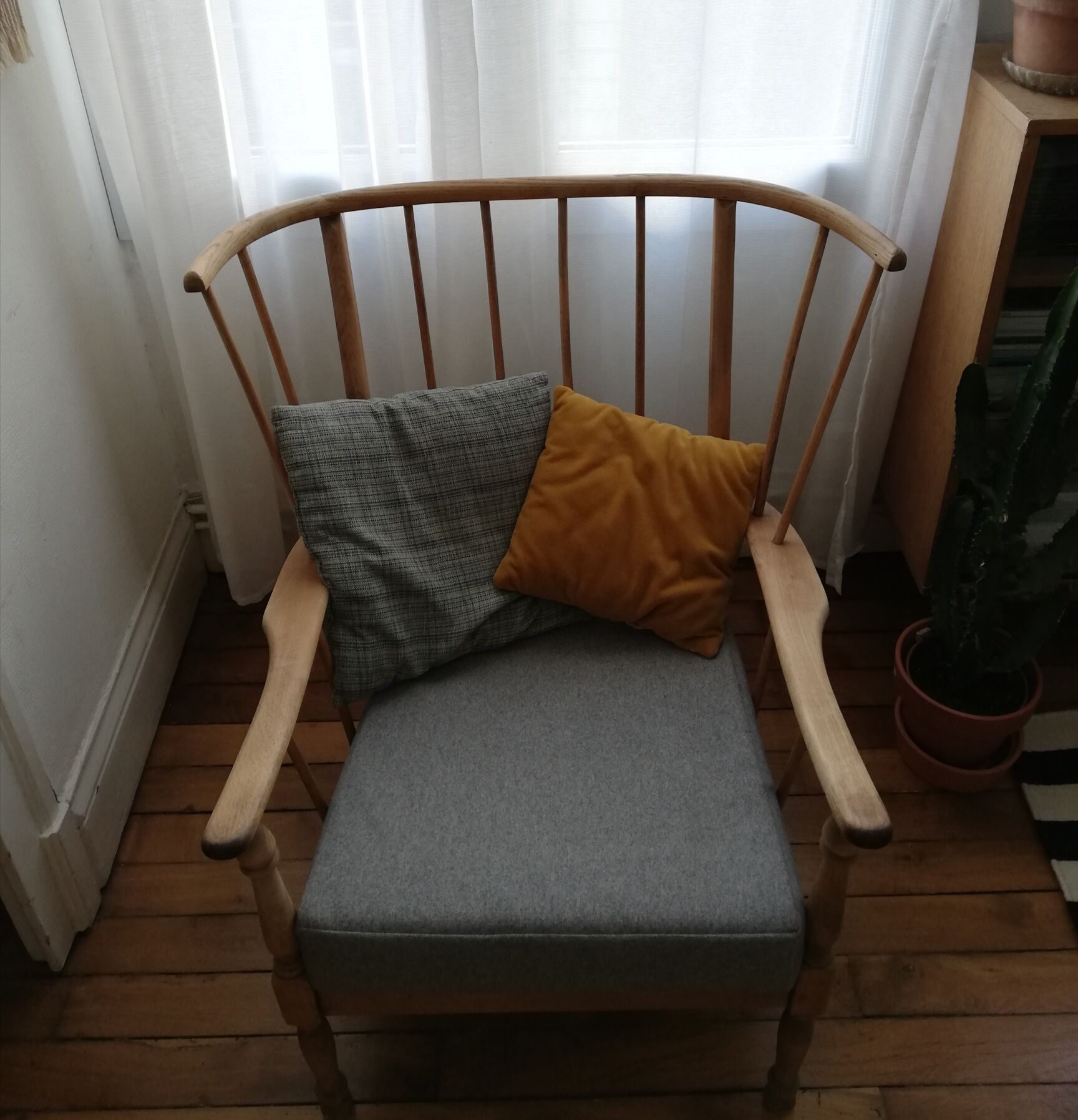 Wide range chair