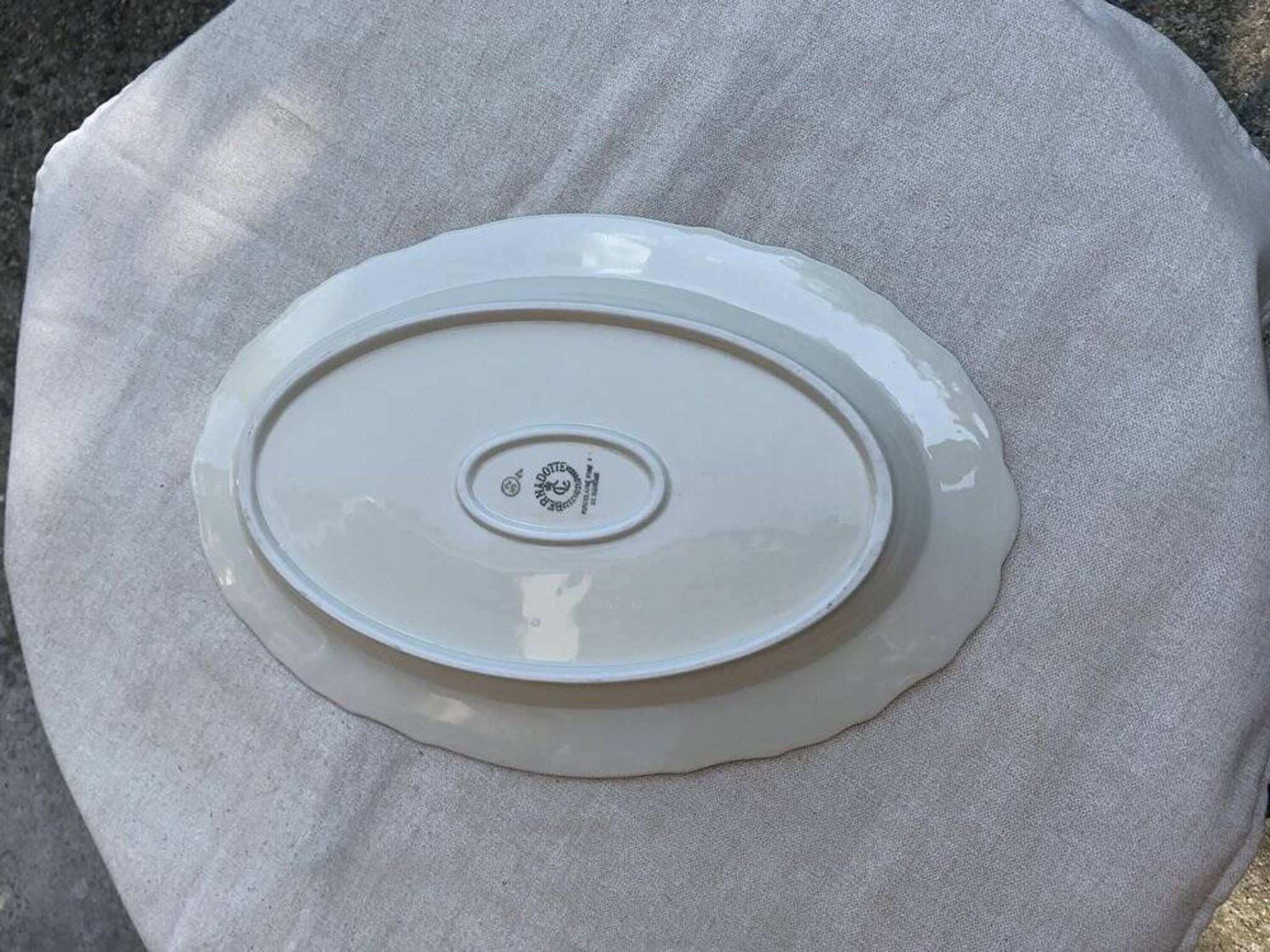 Large yellow porcelain serving dish by Bernadotte from the 1960s, with a gold rim and relief.