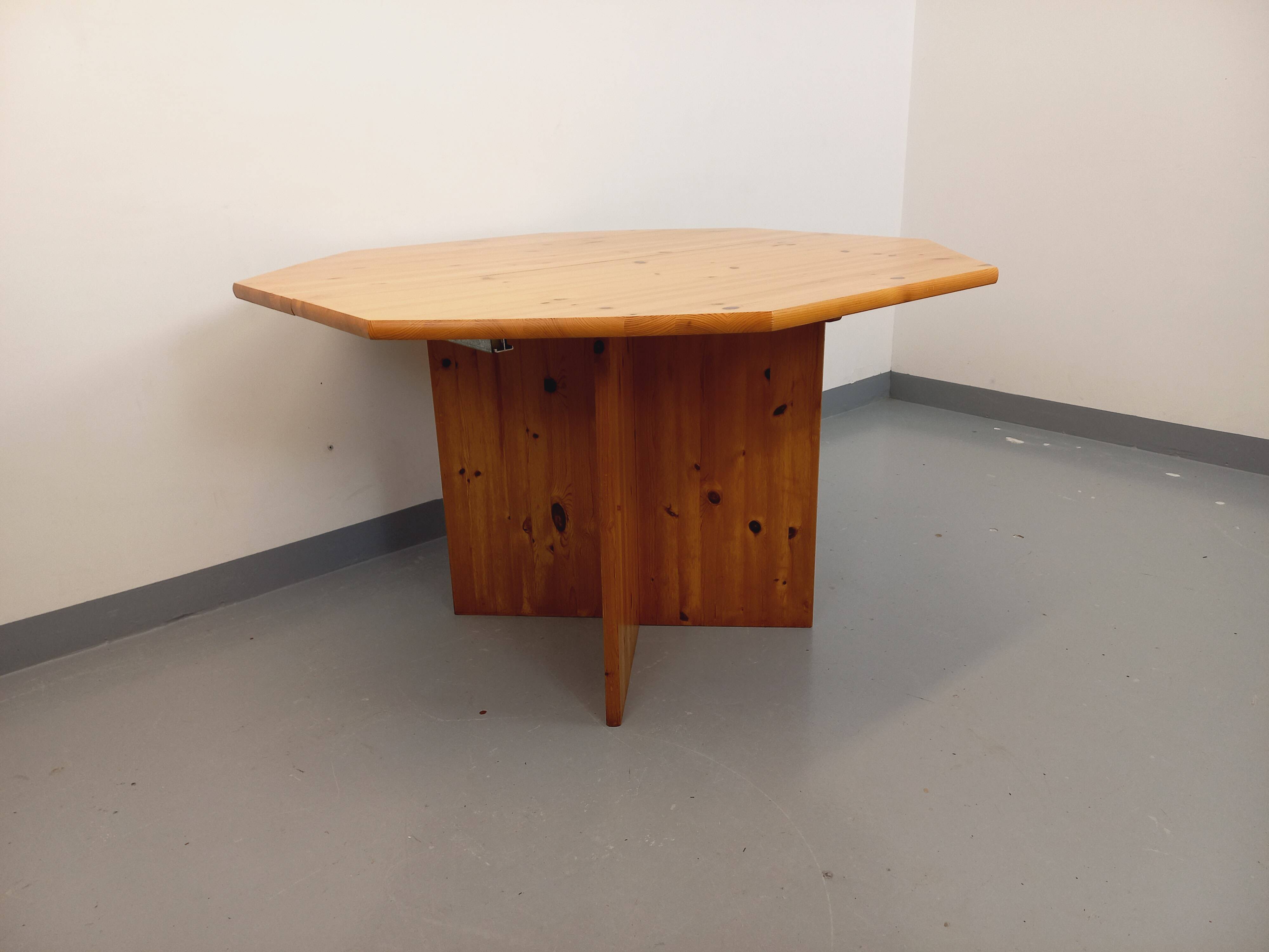 Vintage octagonal dining table from the 1980s in pine with an extension.