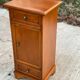 Table de chevet colonne en bois massif avec tiroirs et porte