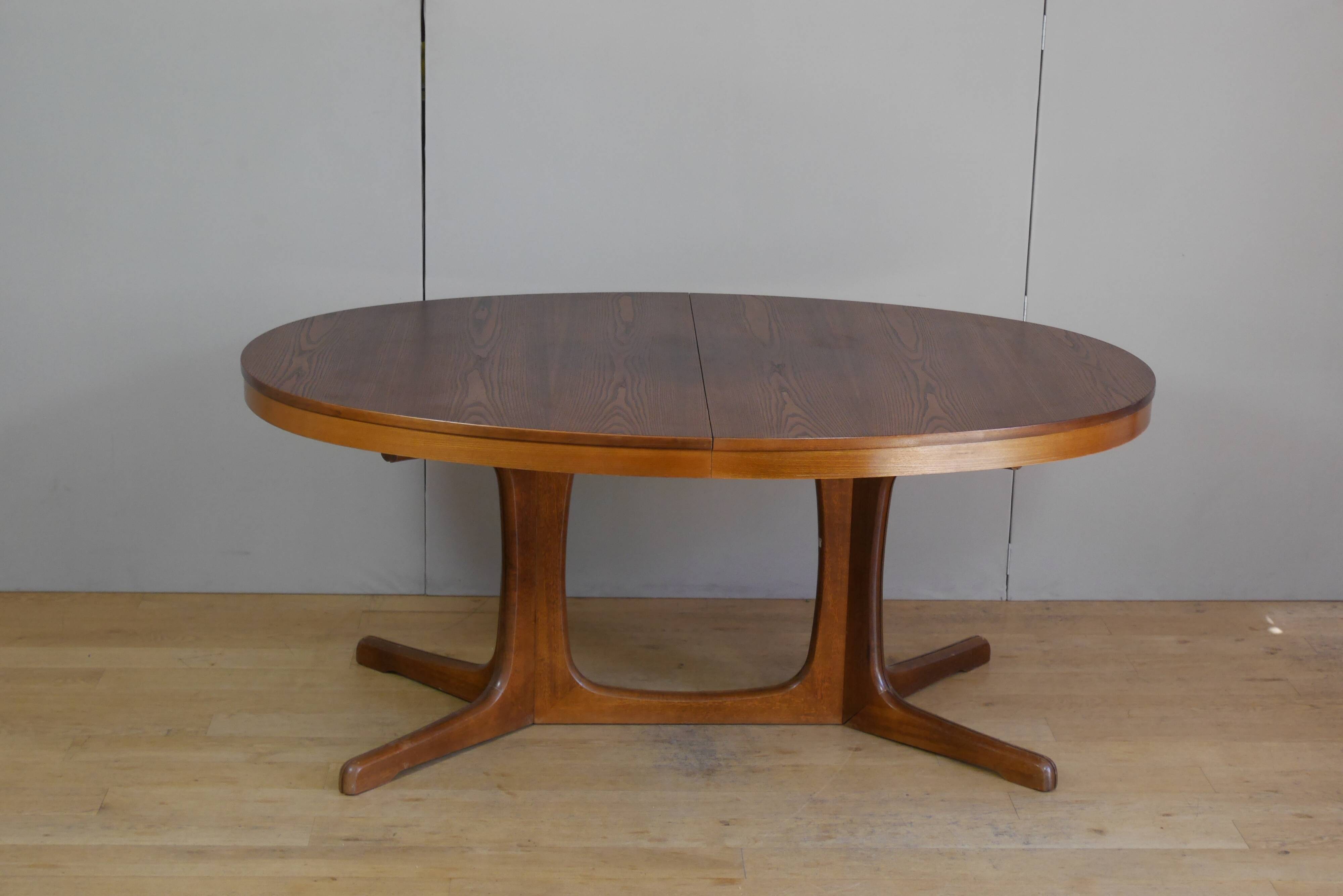 Extendable oval table baumann in elm central foot
