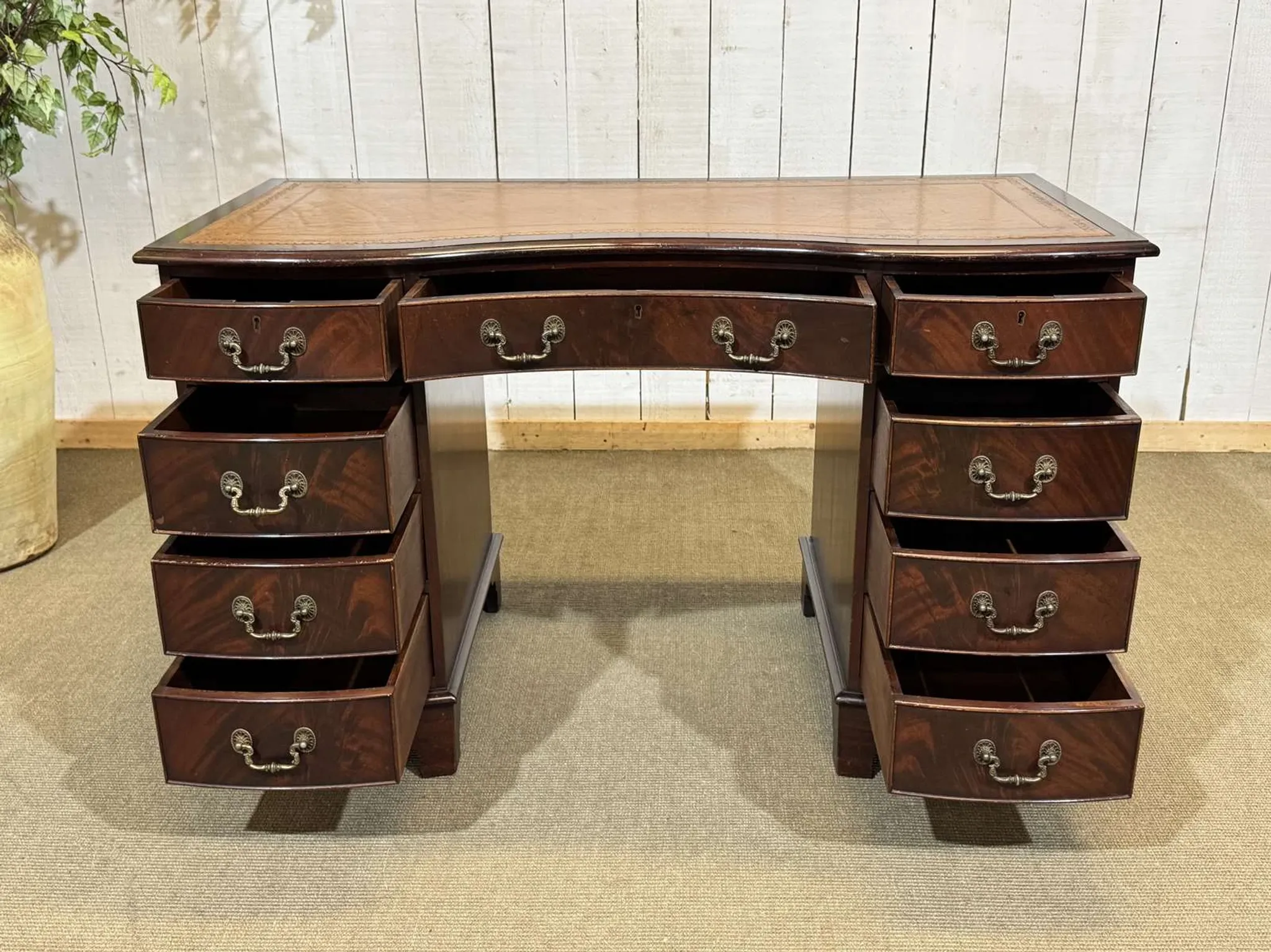 English desk with drawers from the 1950s in mahogany with a leather top.