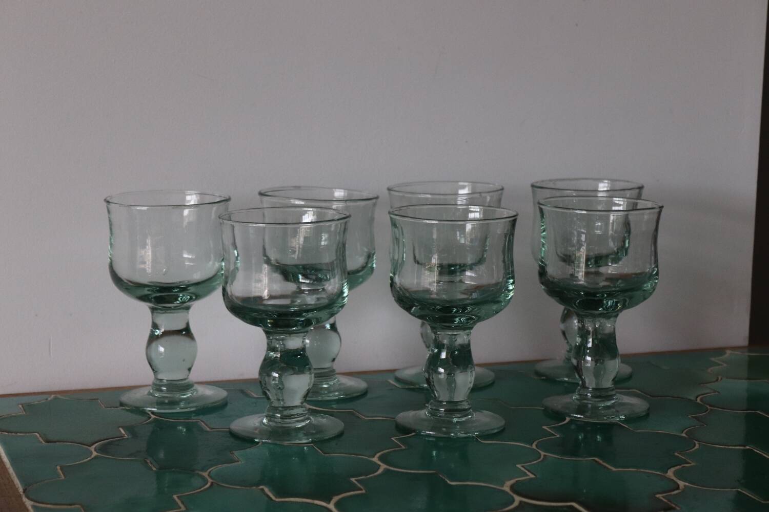 7 grands verres à vin soufflés vert d'eau