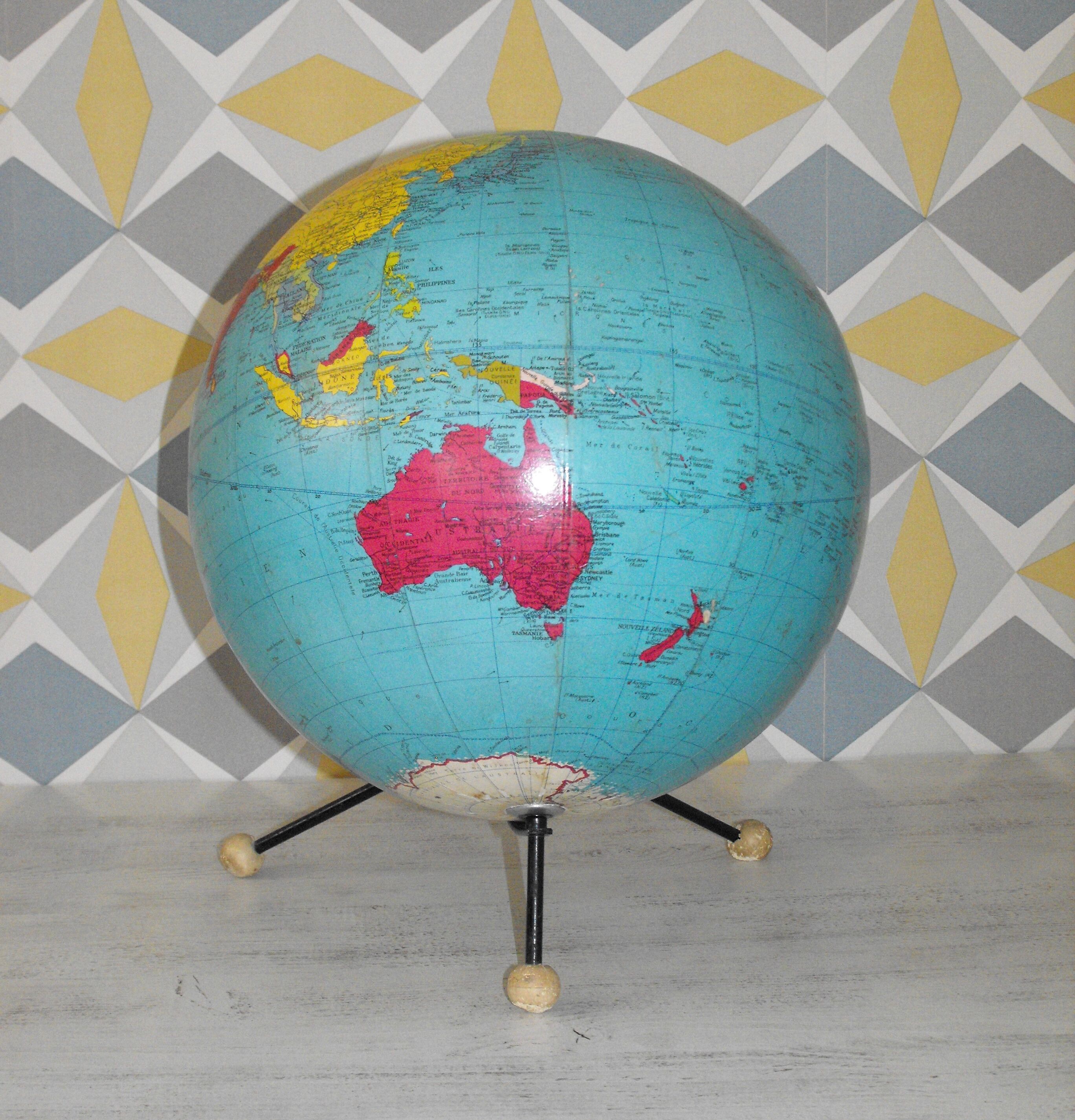 Grand Globe land diameter 31cm Taride from 1962 .