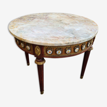 Louis XVI mahogany coffee table and porcelain decoration