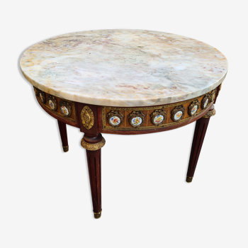 Table basse Louis XVI en acajou et décor porcelaine