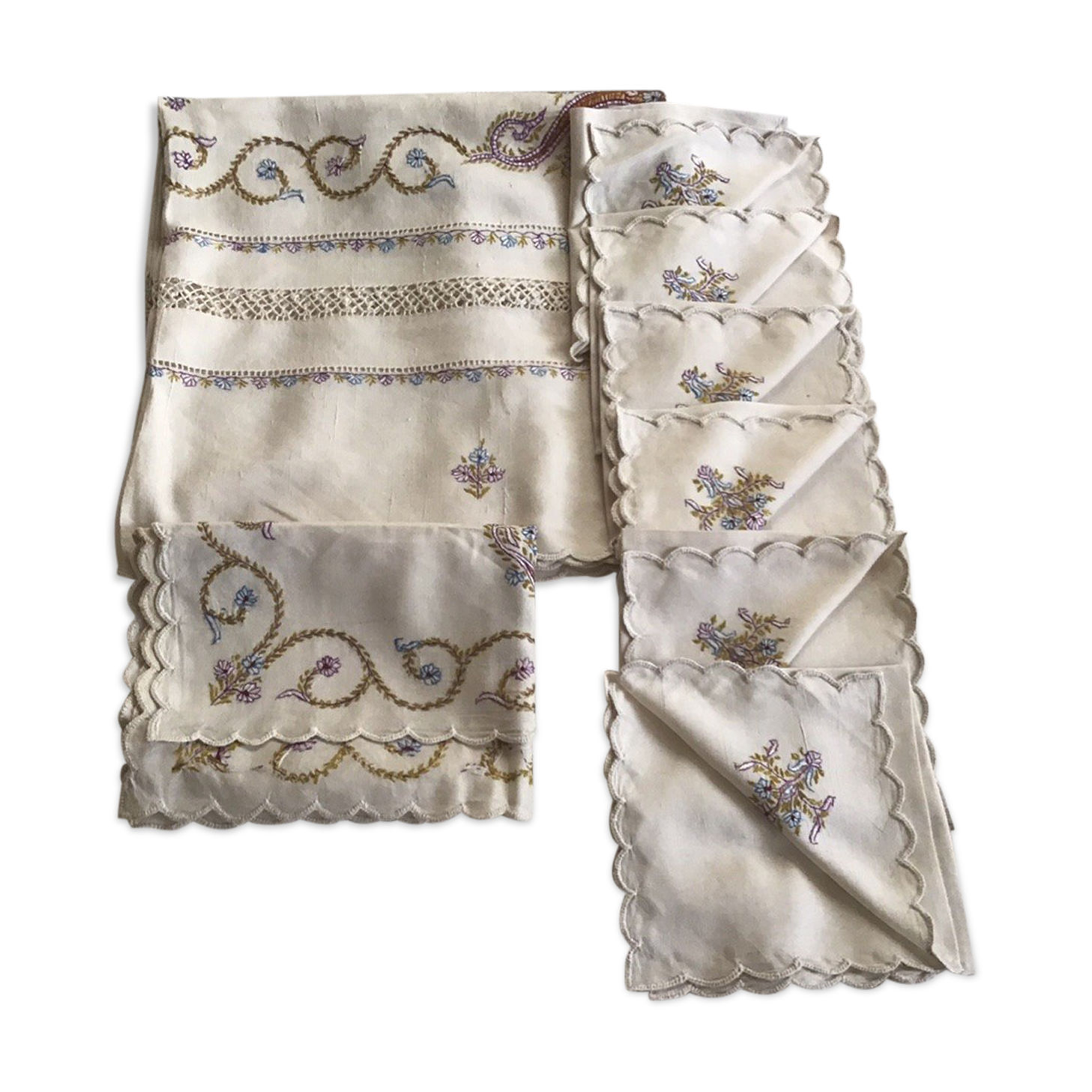 Grey silk nape and towels embroidered with coloured cashmere patterns