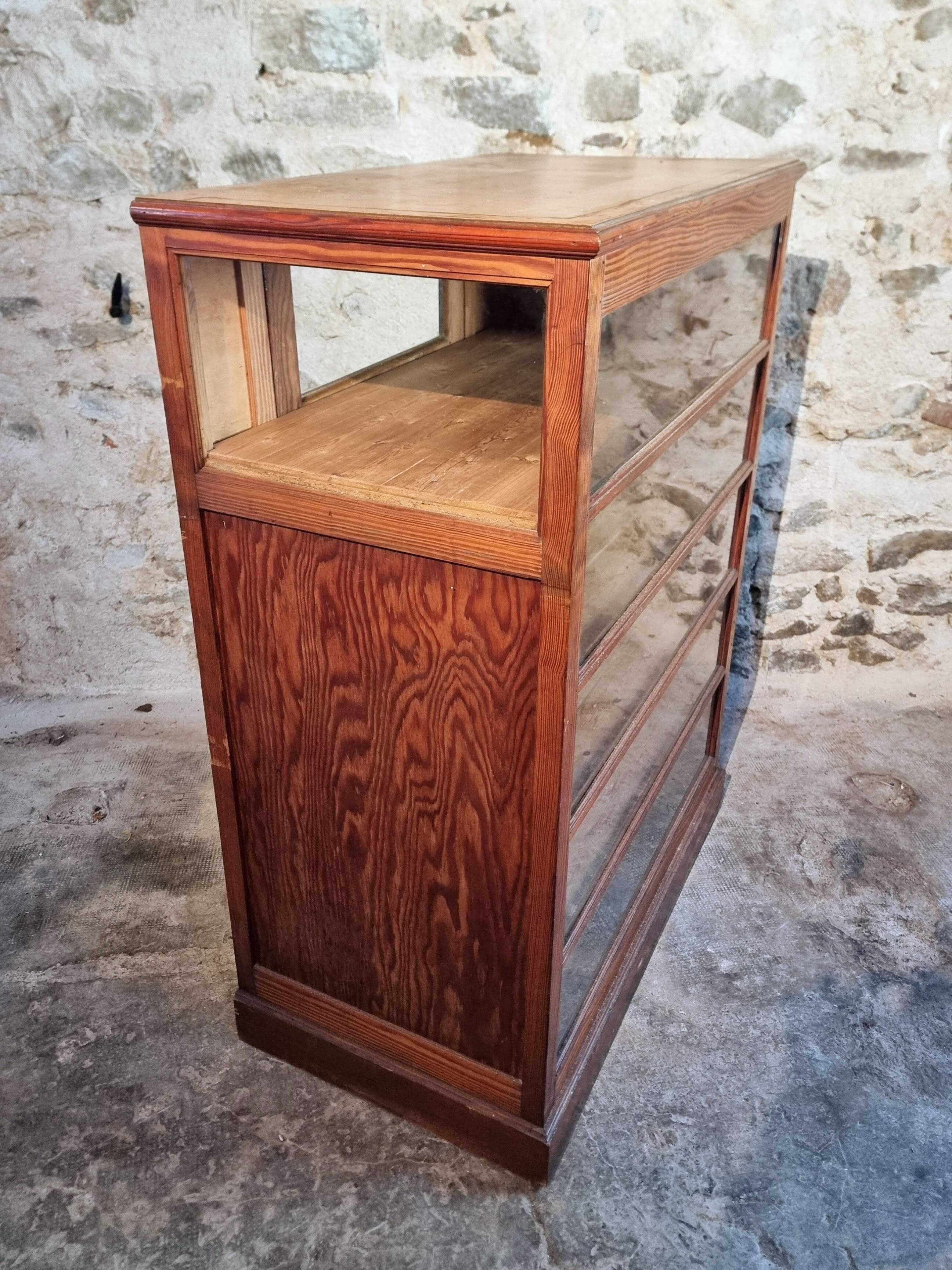 Antique shop display cabinet – Pine wood – 1920s/30s – On wheels