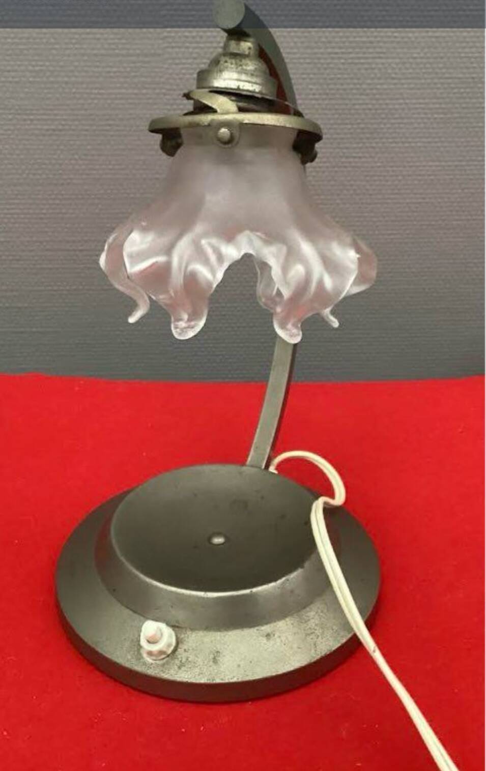 Small antique table lamp in silver-plated metal and satin glass