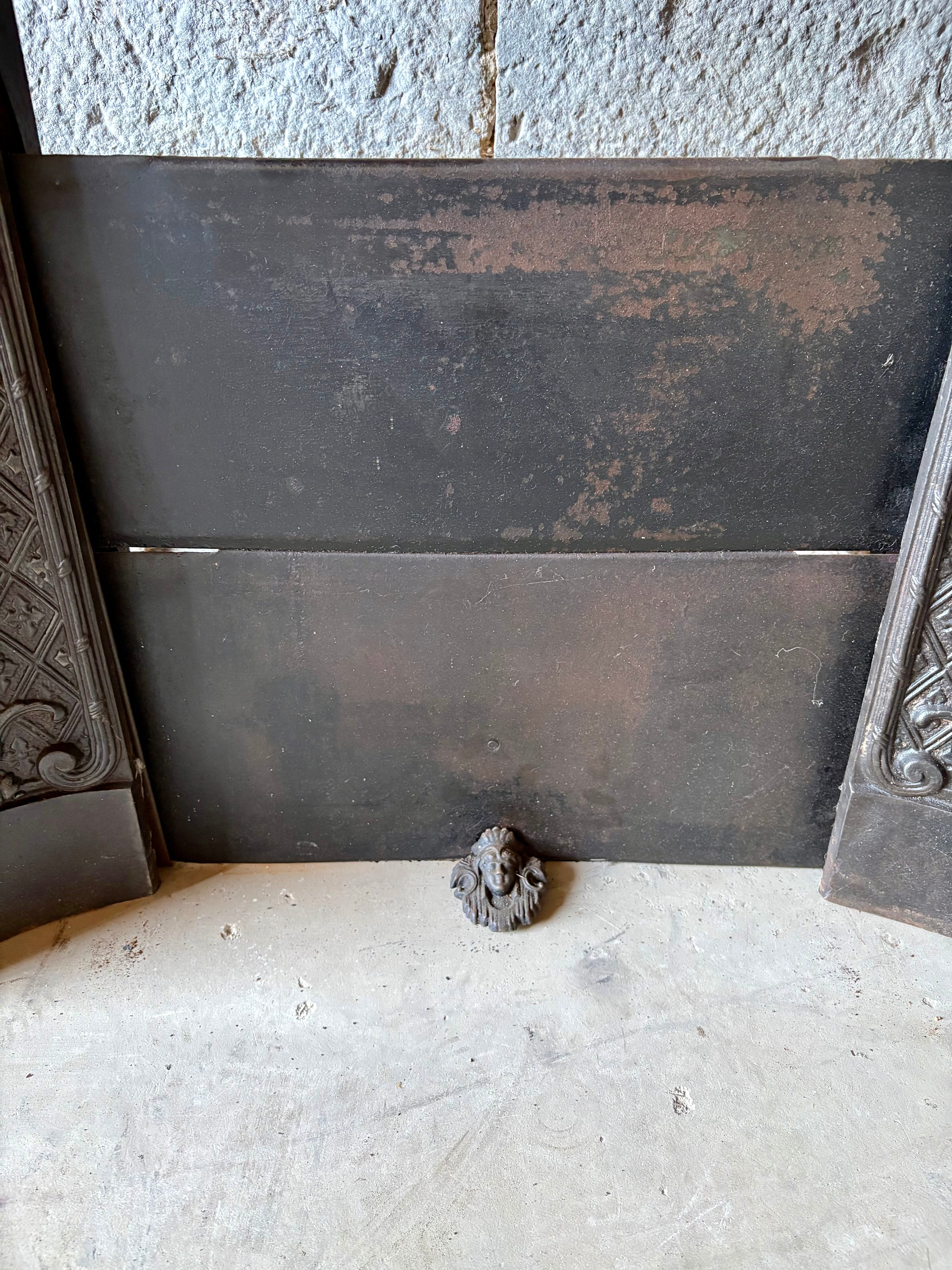 Ancienne cheminée en fonte de style Napoléon III – décor sculpté