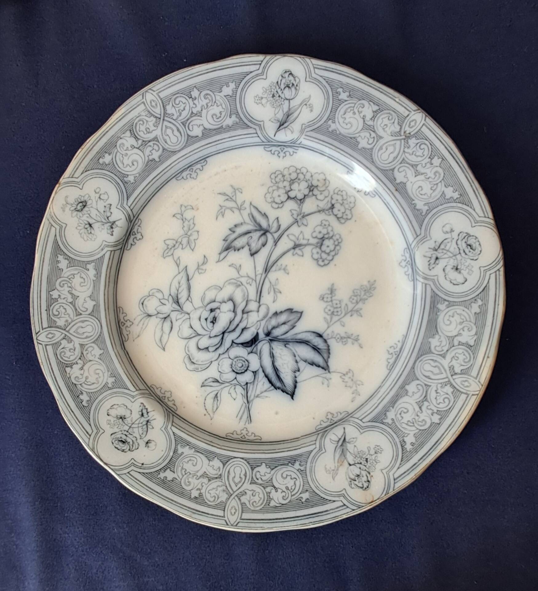 Assiettes en faïence anglaise. 19ème.  Grosvenor China