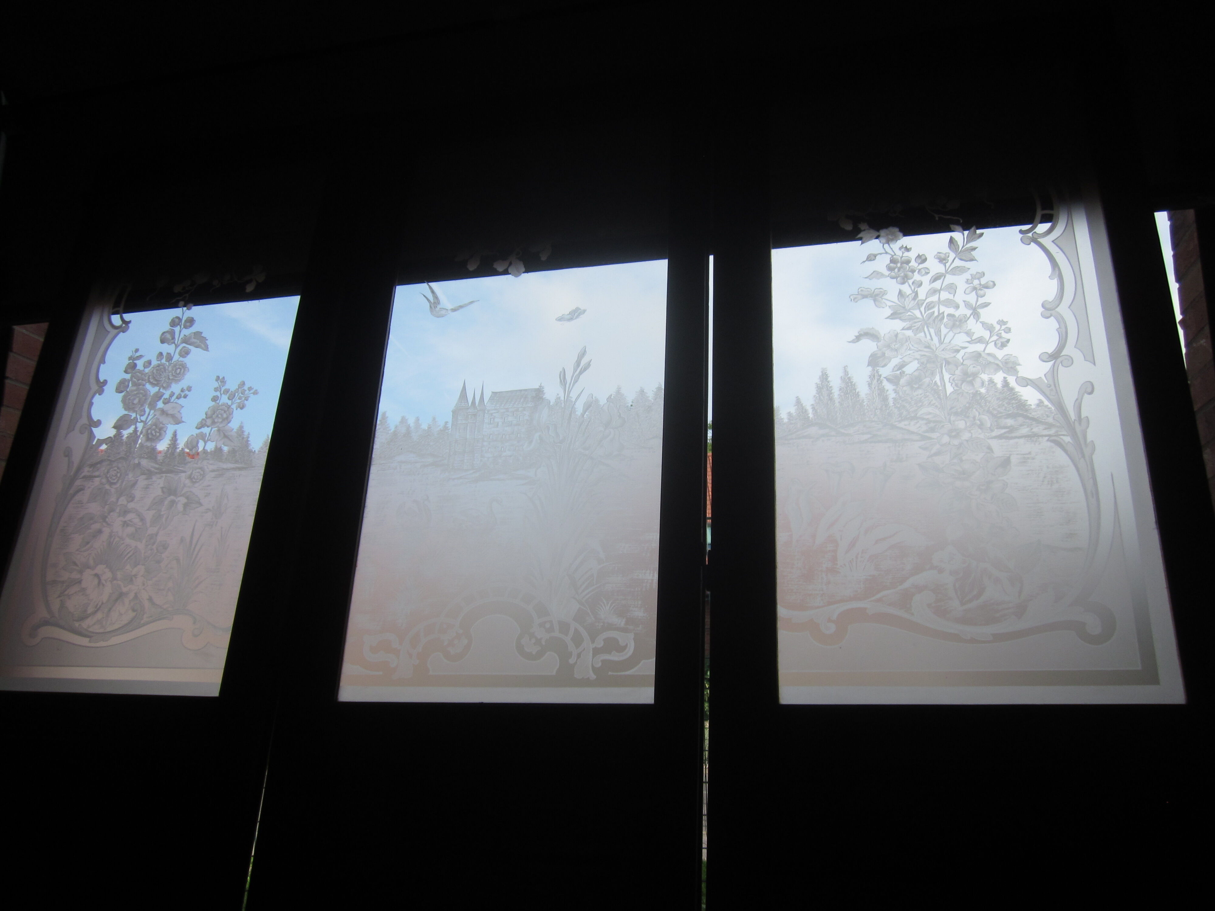 Separation of 3 engraved glass doors