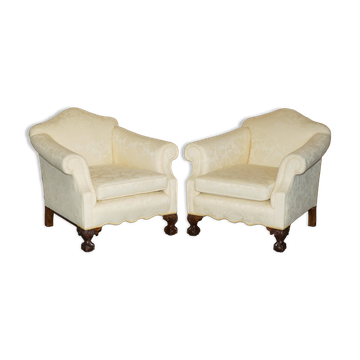 Pair of Edwardian armchairs from 1910 with carved legs and fabric.