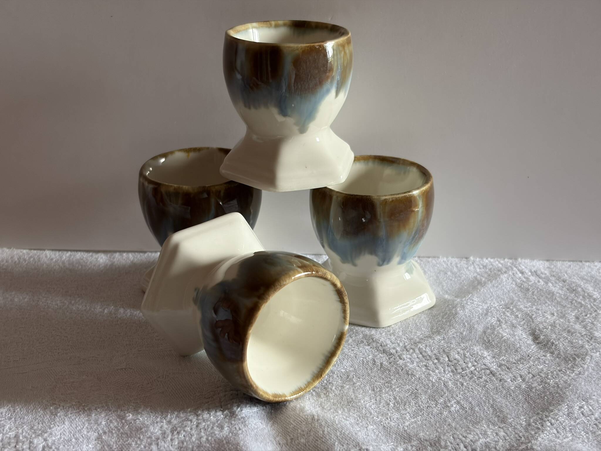 Set of 4 vintage egg cups in glazed ceramic.