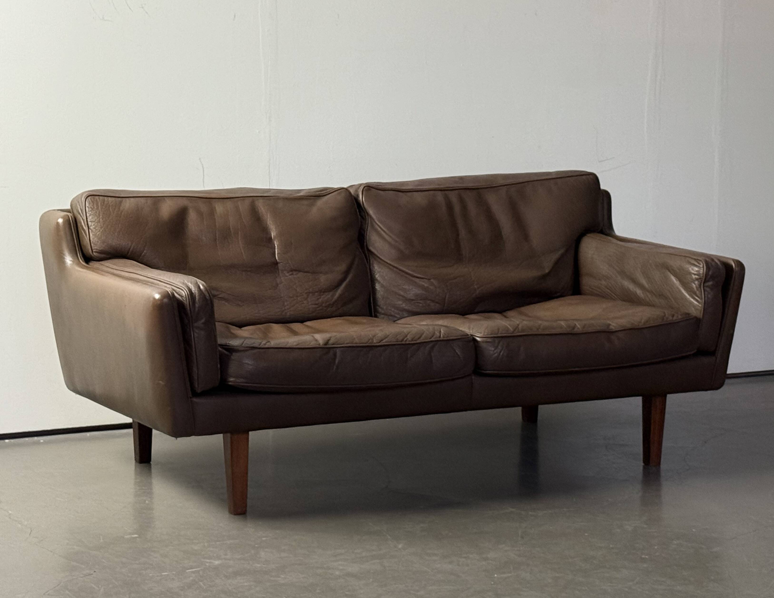 2-seater sofa in brown leather, Illum Wikkelso for Holger Christiansen