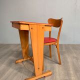 Ancien bureau d’écolier avec sa chaise