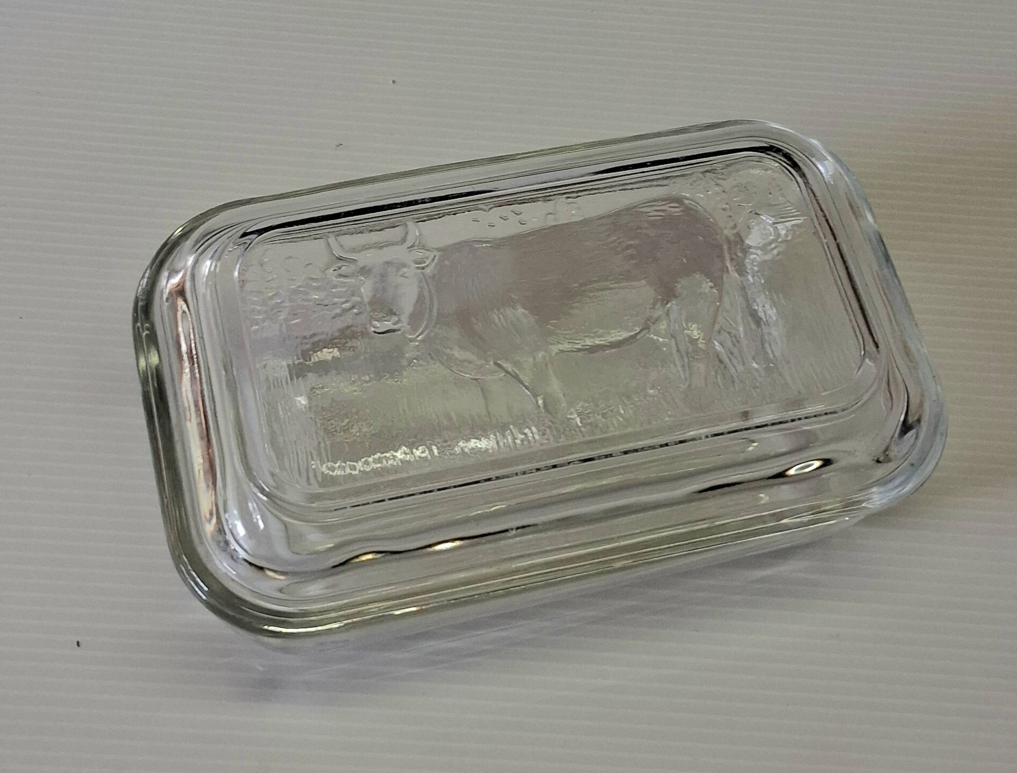 Very nice glass butter dish from Arcoroc in very good condition.